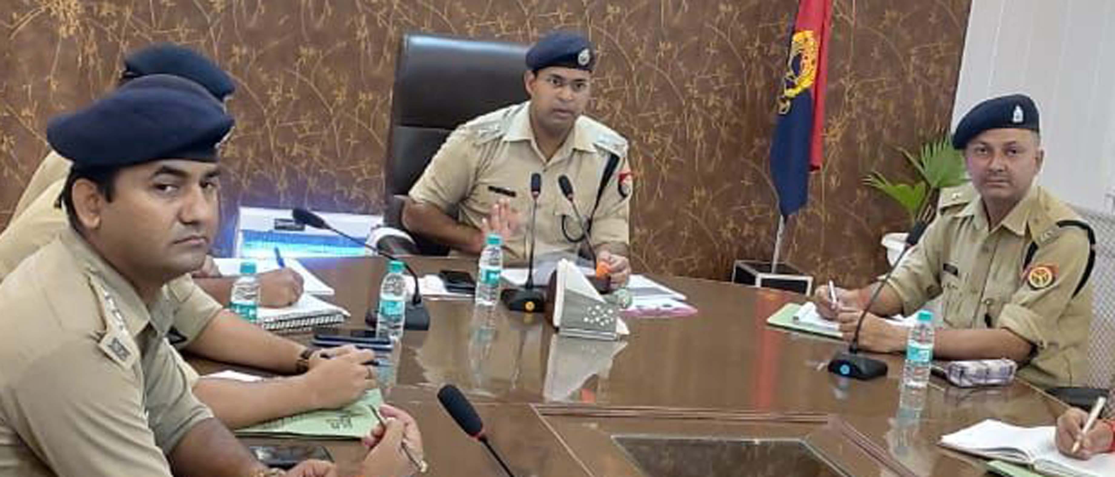 बैठक में कानून व्यवस्था की समीक्षा करते एसपी गणेश साहा। बैठक में कानून व्यवस्था की समीक्षा करते एसपी गणेश साहा।