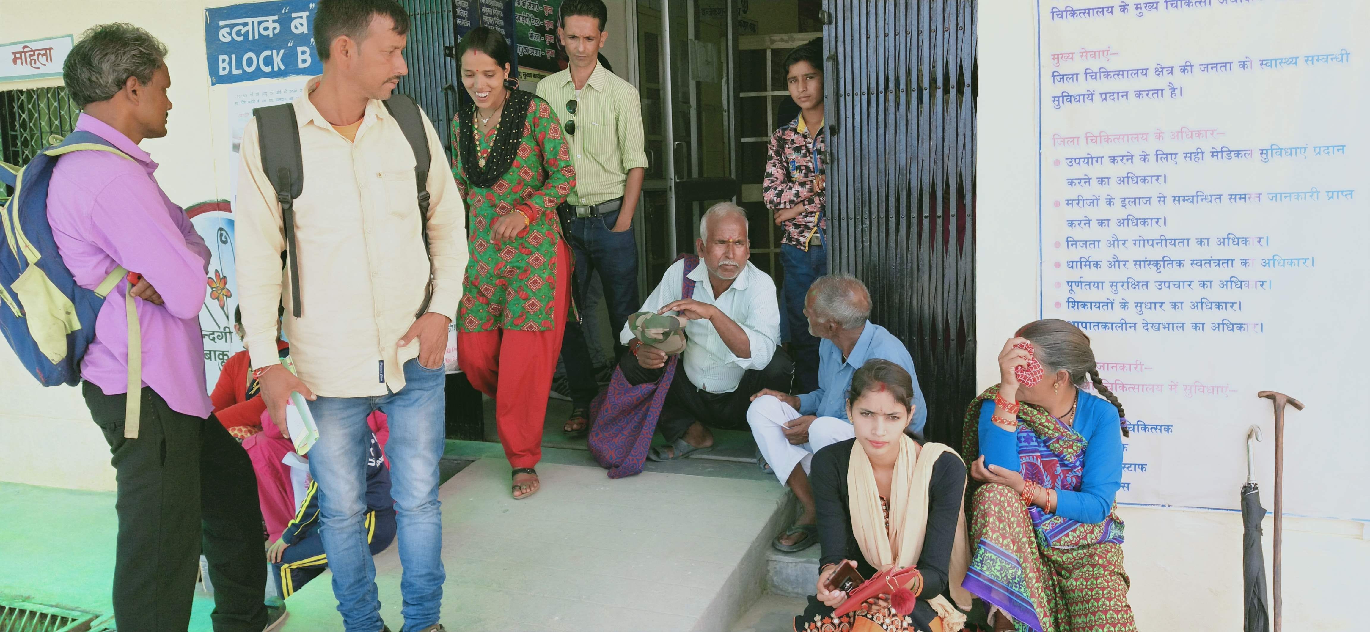 चंपावत जिला अस्पताल में डाक्टरों के कार्य बहिष्कार के चलते इंतजार में बैठे मरीज। चंपावत जिला अस्पताल में डाक्टरों के कार्य बहिष्कार के चलते इंतजार में बैठे मरीज।
