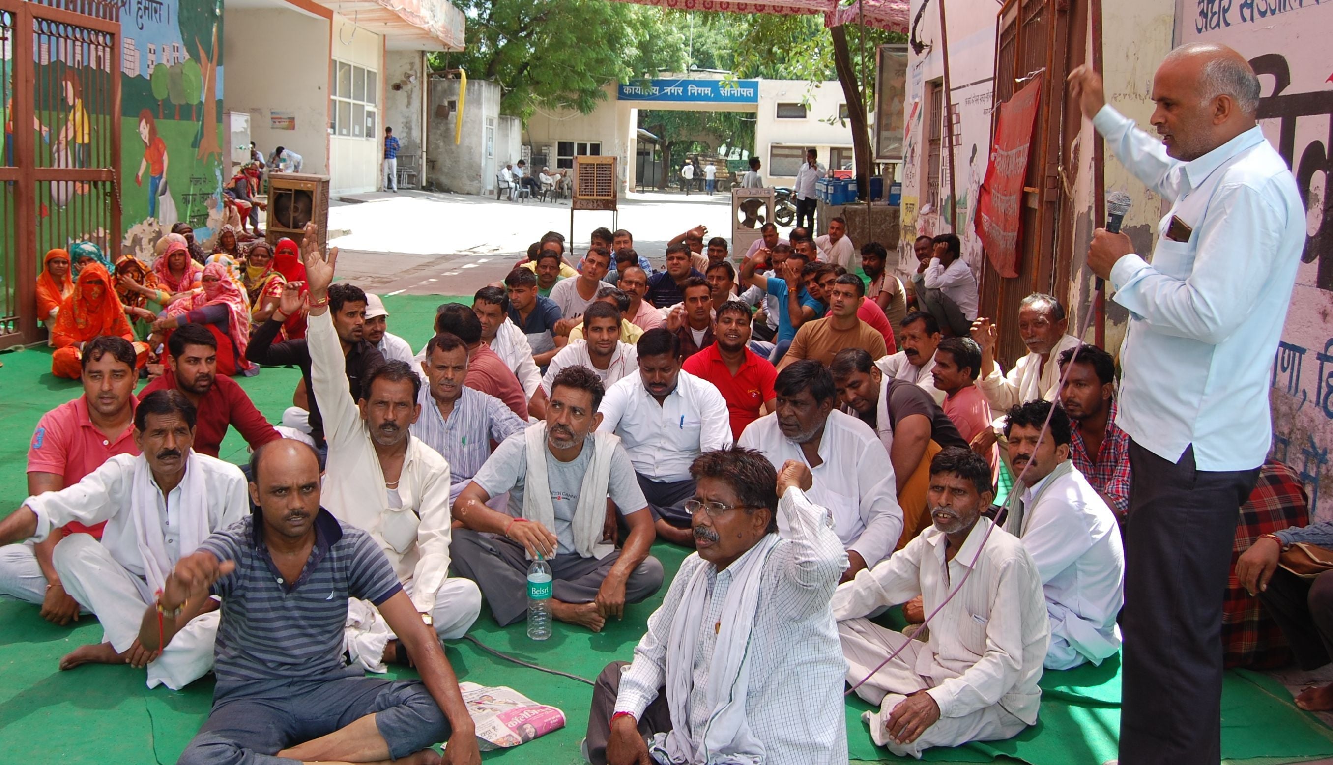 नगर निगम के गेट पर हड़ताल पर बैठे सर्व कर्मचारी संघ के सदस्य।