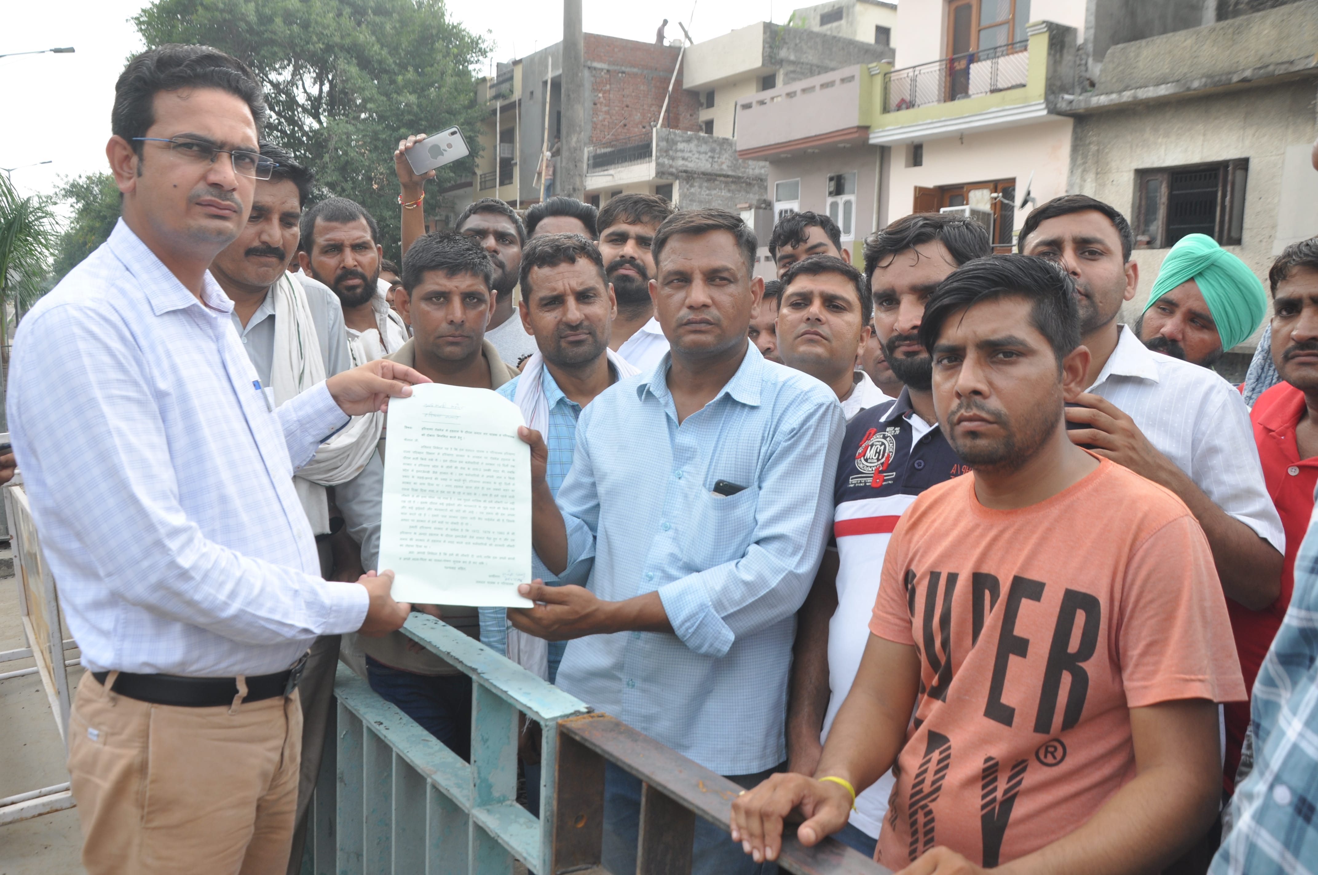 हरियाणा रोडवेज में हड़ताल के दौरान रखे गए कर्मचारी अपना मांगपत्र तहसीलदार को देते हुए। हरियाणा रोडवेज में हड़ताल के दौरान रखे गए कर्मचारी अपना मांगपत्र तहसीलदार को देते हुए।