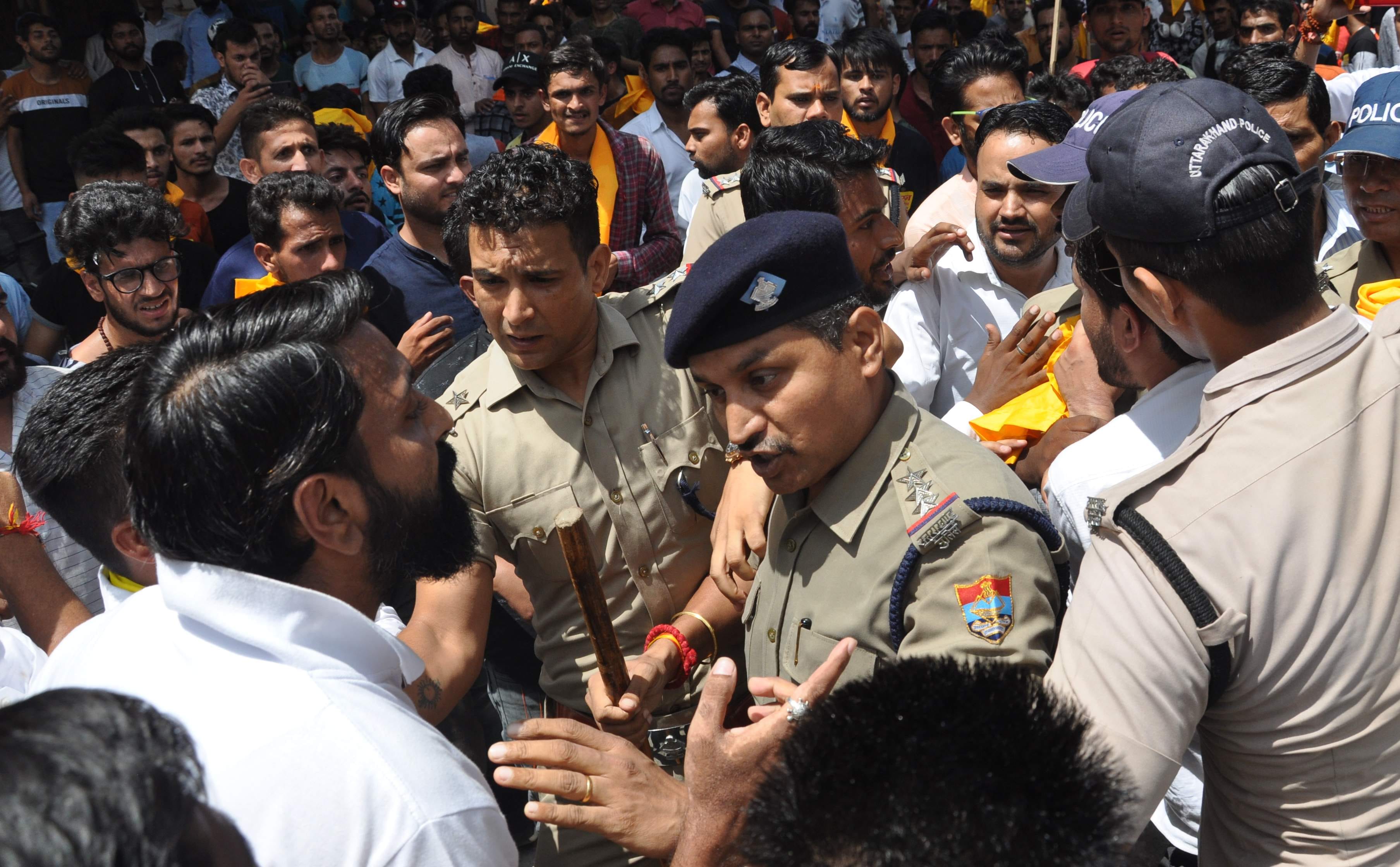छात्र संघ चुनाव के तहत निकाली गई रैली के दौरान शिक्षक के साथ किए गए अभ्रद व्यवहार के बाद छात्रों प?