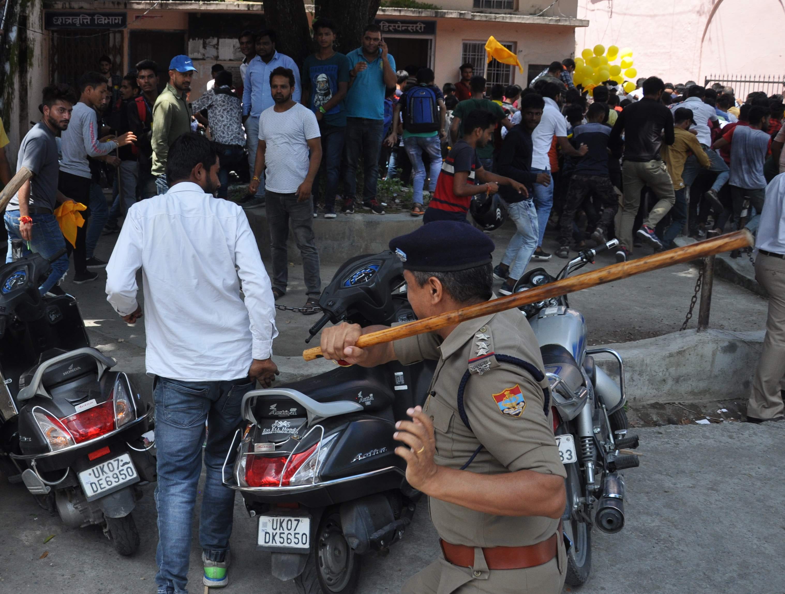 छात्र संघ चुनाव के तहत निकाली गई रैली के दौरान शिक्षक के साथ किए गए अभ्रद व्यवहार के बाद छात्रों प?