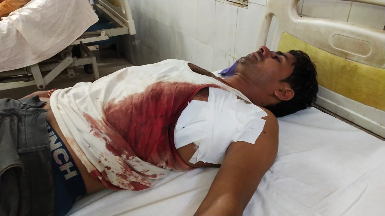 चाकू के हमले में घायल एमआर त्रिवेणी ओझा। चाकू के हमले में घायल एमआर त्रिवेणी ओझा।