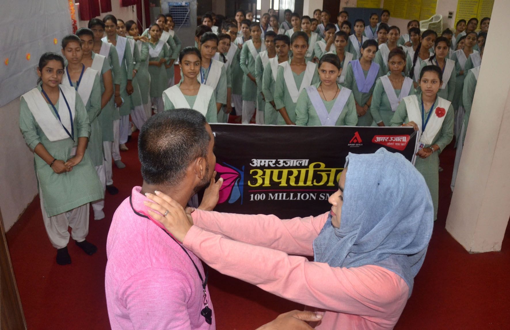 उदय सिंह जैन इंटर कॉलेज में छात्राओं को आत्मरक्षा का प्रशिक्षण देते प्रशिक्षक। उदय सिंह जैन इंटर कॉलेज में छात्राओं को आत्मरक्षा का प्रशिक्षण देते प्रशिक्षक।