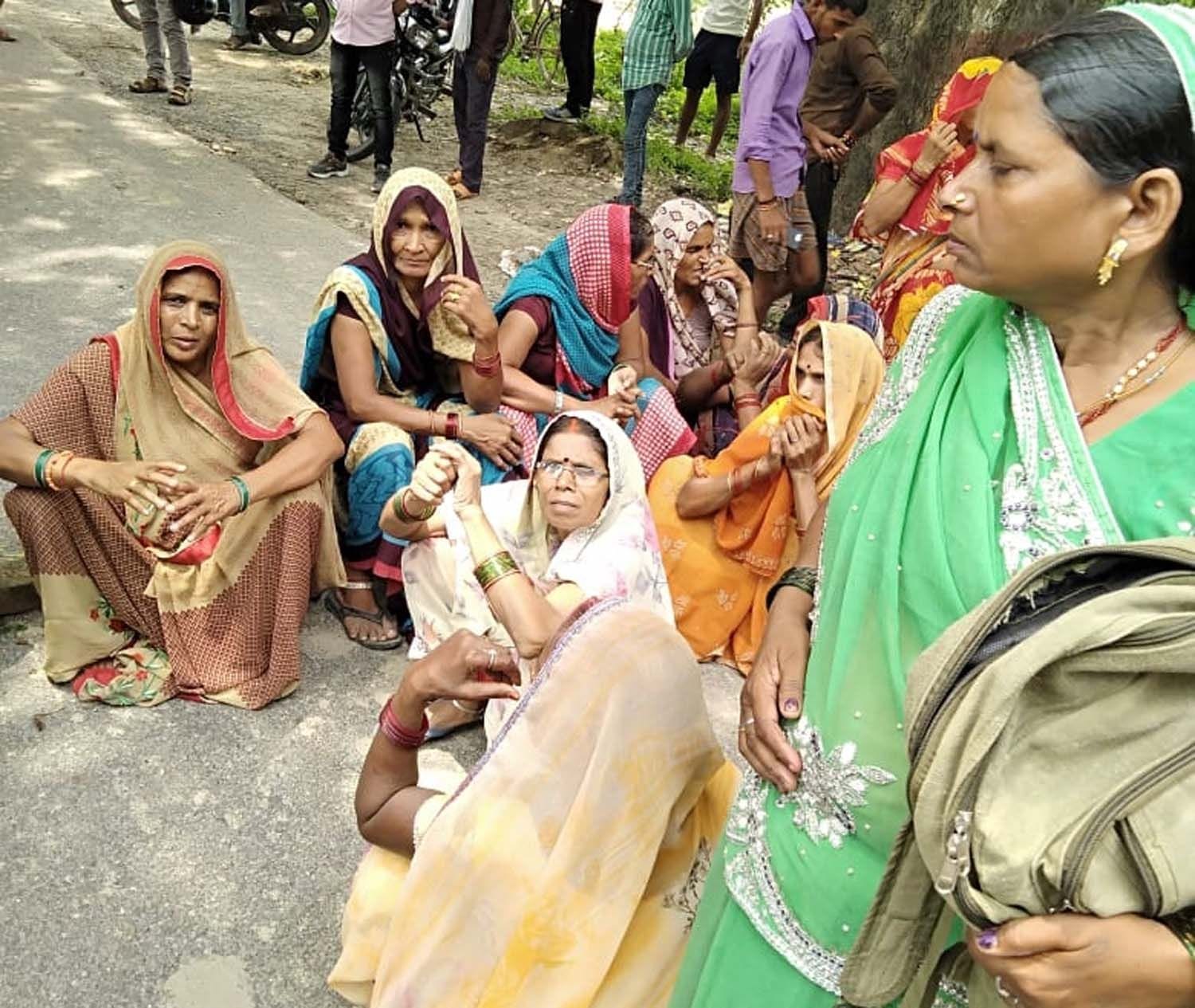 जेठवारा थाना क्षेत्र के श्रीकान्त क पुरवा अमरौना में जाम लगाने को सड़क पर बैठी महिलाएं। जेठवारा थाना क्षेत्र के श्रीकान्त क पुरवा अमरौना में जाम लगाने को सड़क पर बैठी महिलाएं।