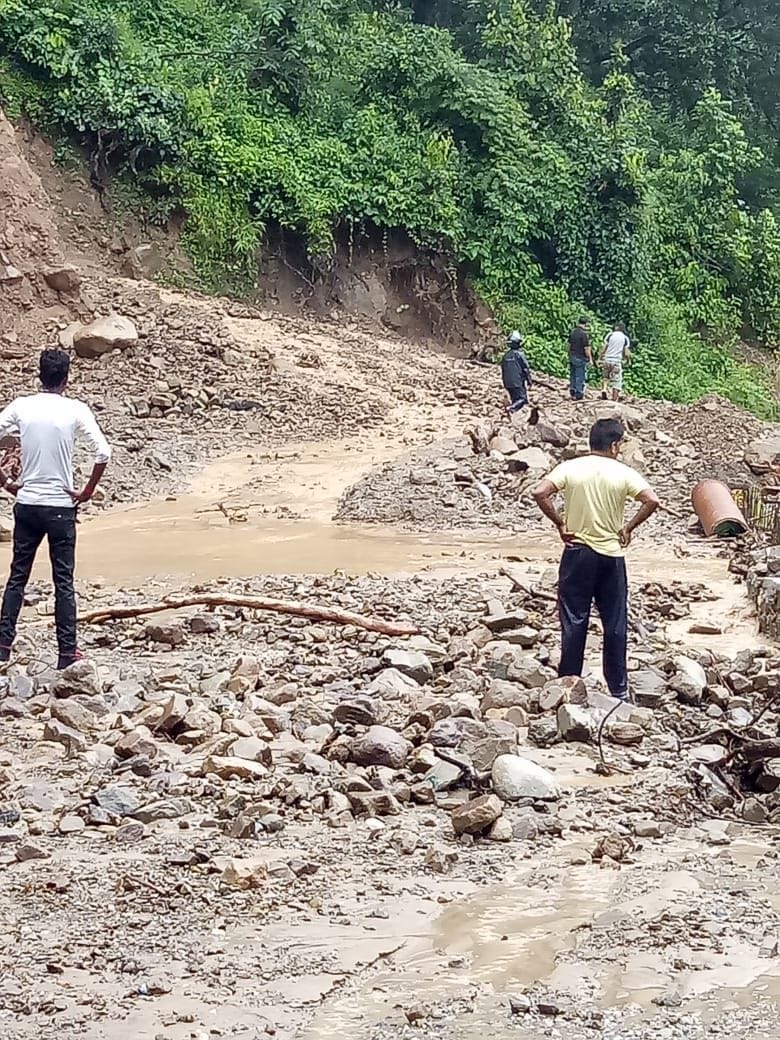 टनकपुर-चंपावत मार्ग में आठवें मील पर मलवे से पटी सड़क। टनकपुर-चंपावत मार्ग में आठवें मील पर मलवे से पटी सड़क।