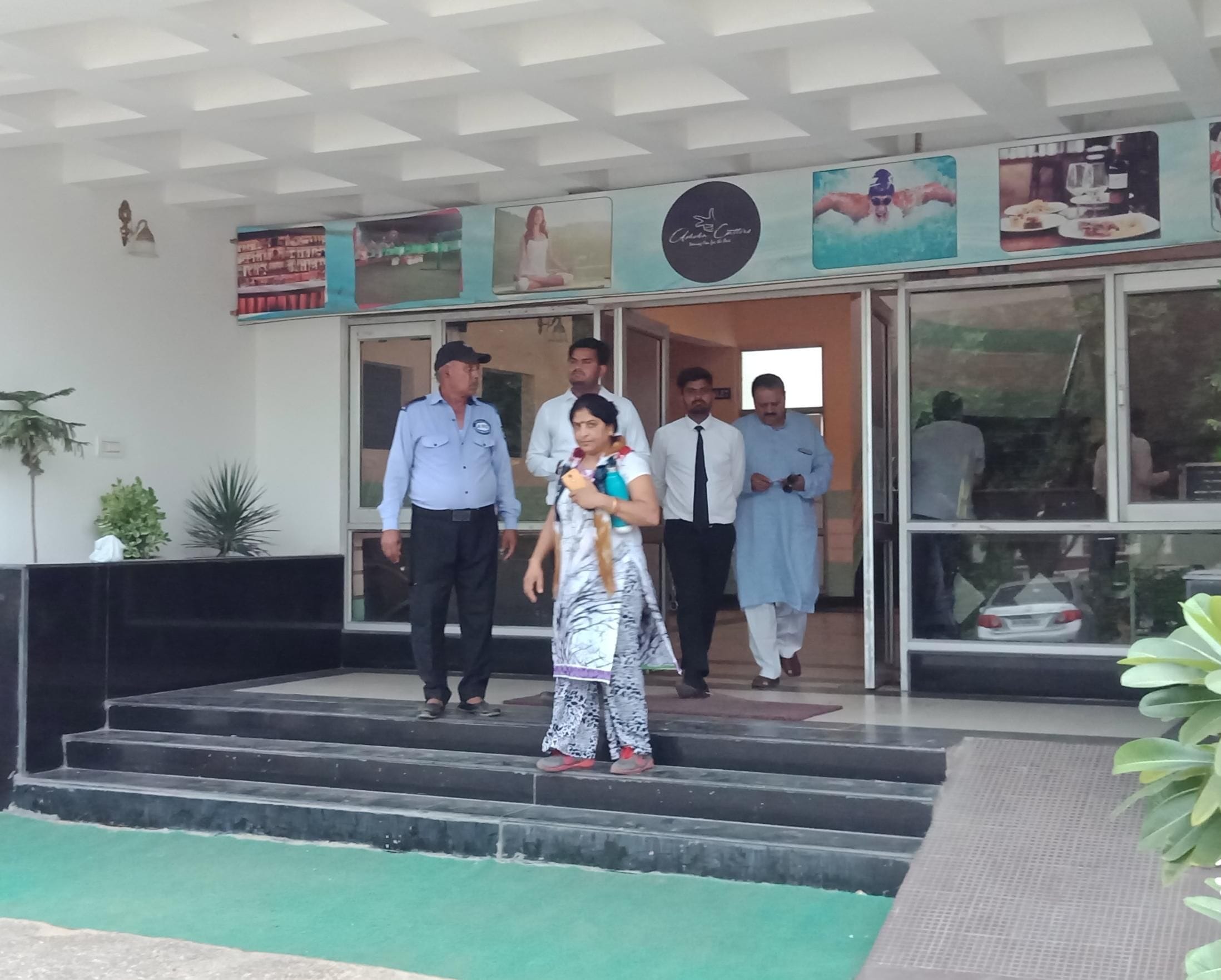 तालाबंदी की सूचना मिलने पर बीच में ही जिमखाना क्लब छोड़ निकलते लोग