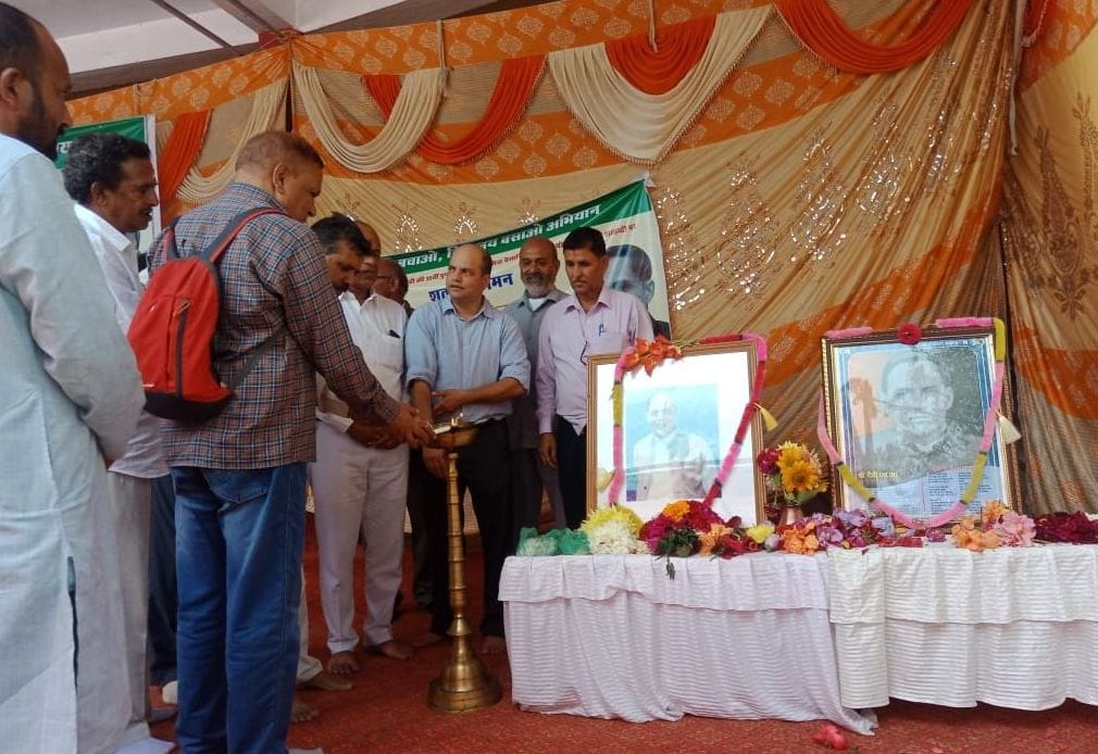बिपिन त्रिपाठी की पुण्यतिथि कार्यक्रम का शुभारंभ करते अतिथि। अमर उजाला बिपिन त्रिपाठी की पुण्यतिथि कार्यक्रम का शुभारंभ करते अतिथि। अमर उजाला