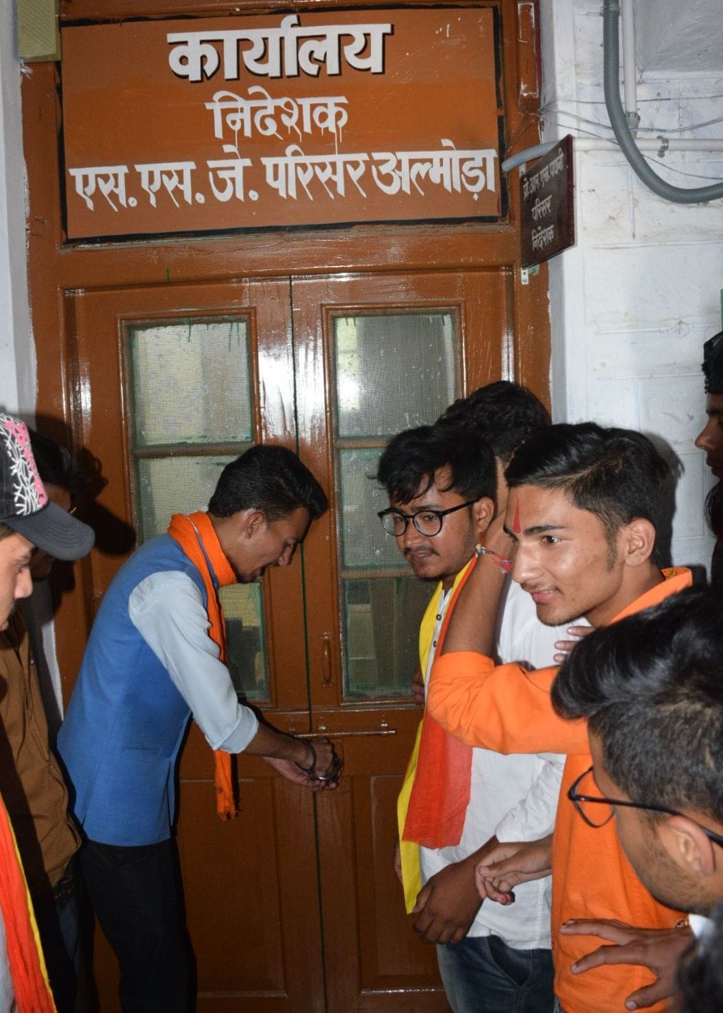 परिसर निदेशक को बंद कर बाहर से ताला लगाते छात्र। परिसर निदेशक को बंद कर बाहर से ताला लगाते छात्र।