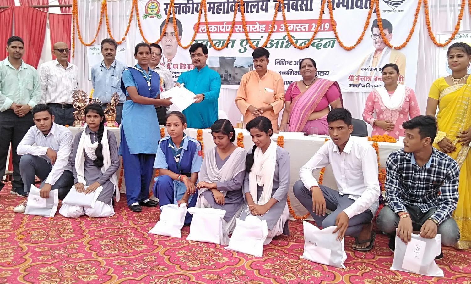 बनबसा महाविद्यालय में जरूरतमंद छात्र छात्राओं को सहयोग प्रदान करते विधायक कैलाश गहतोड़ी।