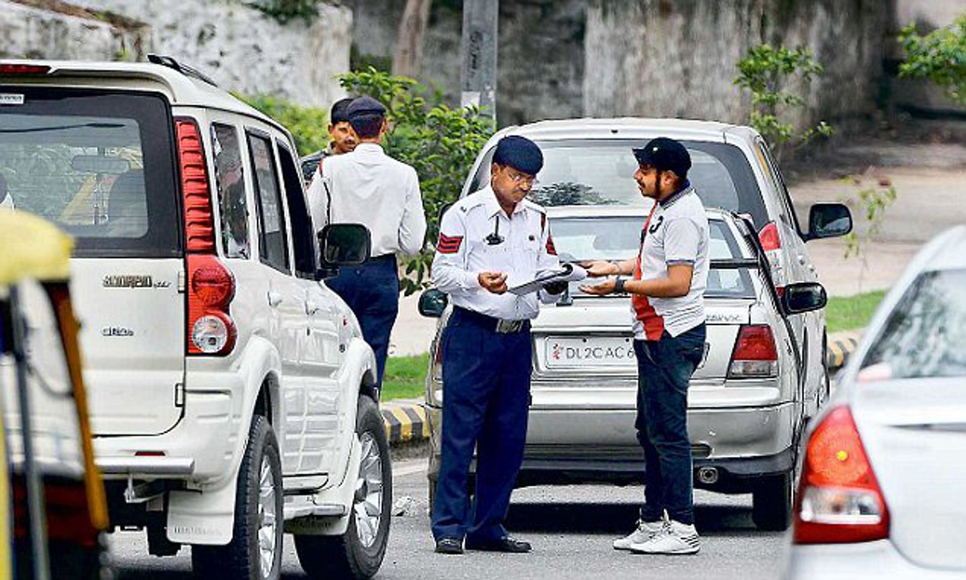 Check If There Is Any Pending Traffic Police Challan On Your Vehicle, Delhi  Traffic Police Could Be Recover From Insurance Premium - चेक कर लें कहीं  आपकी गाड़ी पर चालान तो नहीं