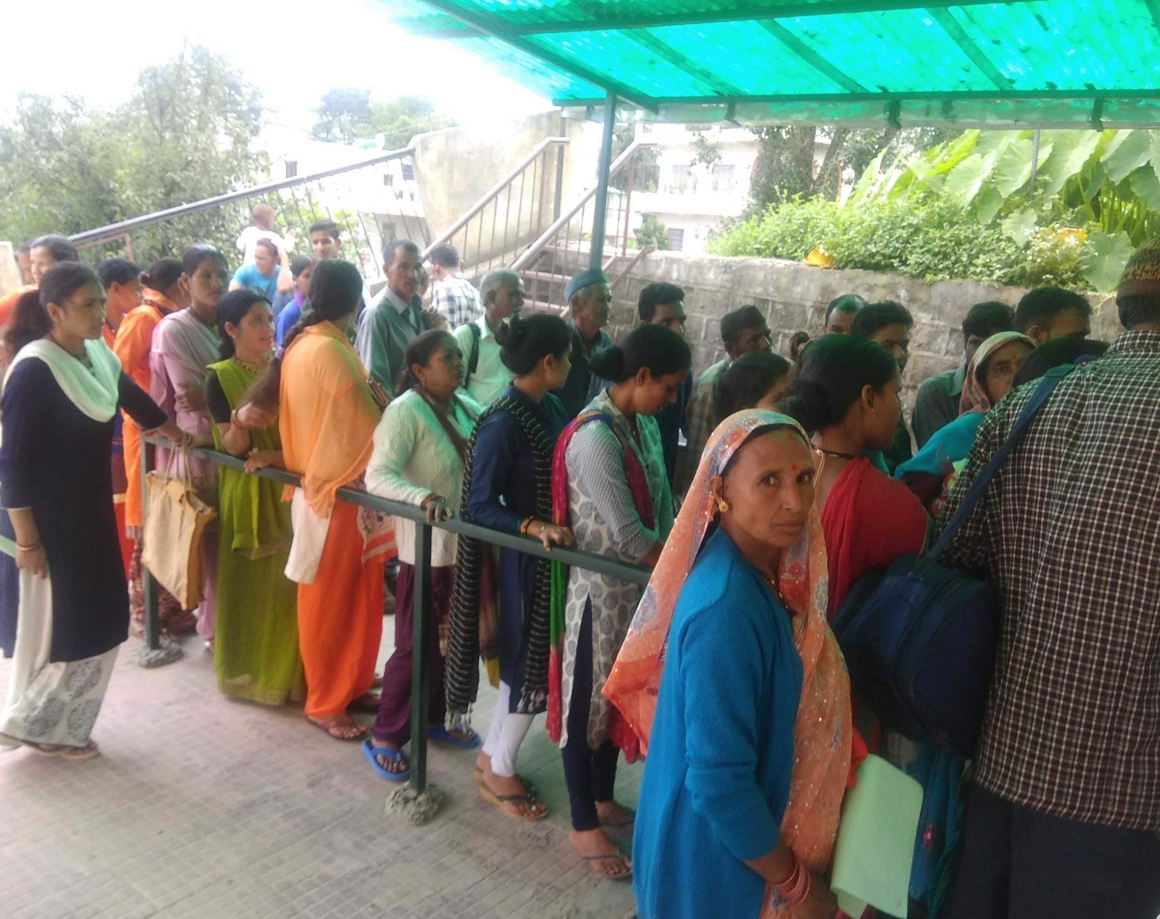 चंपावत जिला अस्पताल में पर्ची कटाने को उमड़े लोग।