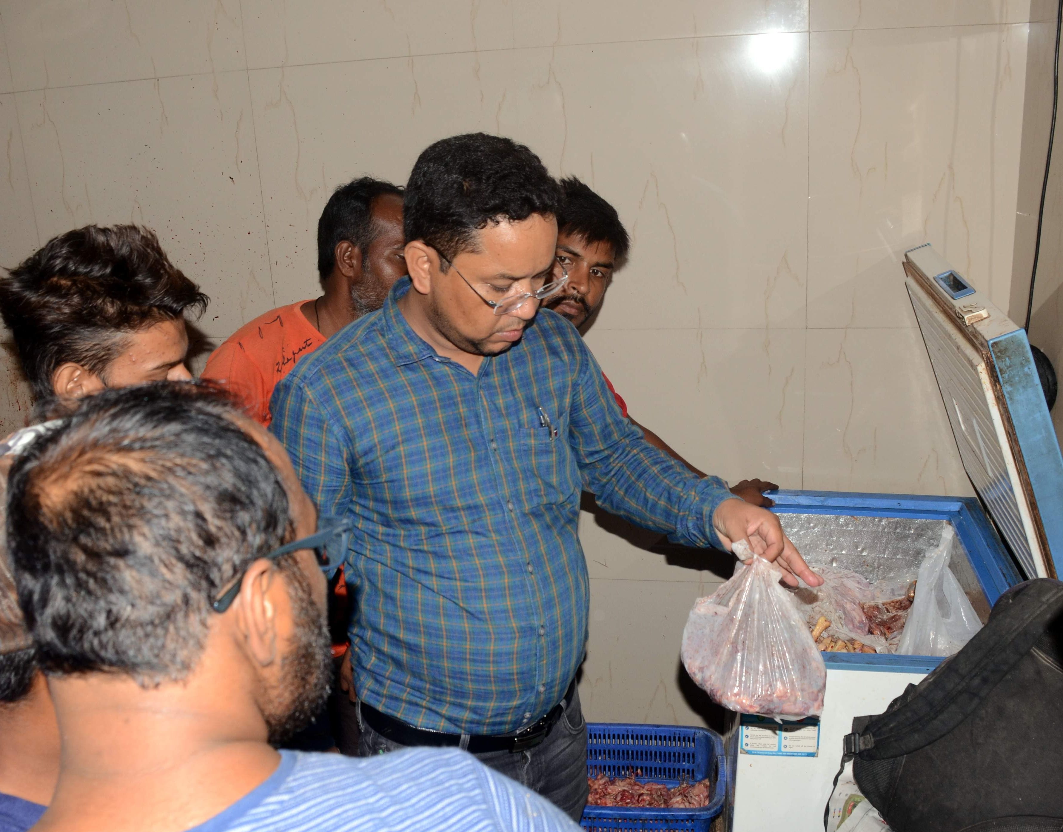 हल्द्वानी एरोड्रम रोड स्थित मीट की दुकान में छापेमारी के दौरान फ्रीजर से बासी मांस बरामद करते ख? हल्द्वानी एरोड्रम रोड स्थित मीट की दुकान में छापेमारी के दौरान फ्रीजर से बासी मांस बरामद करते ख?