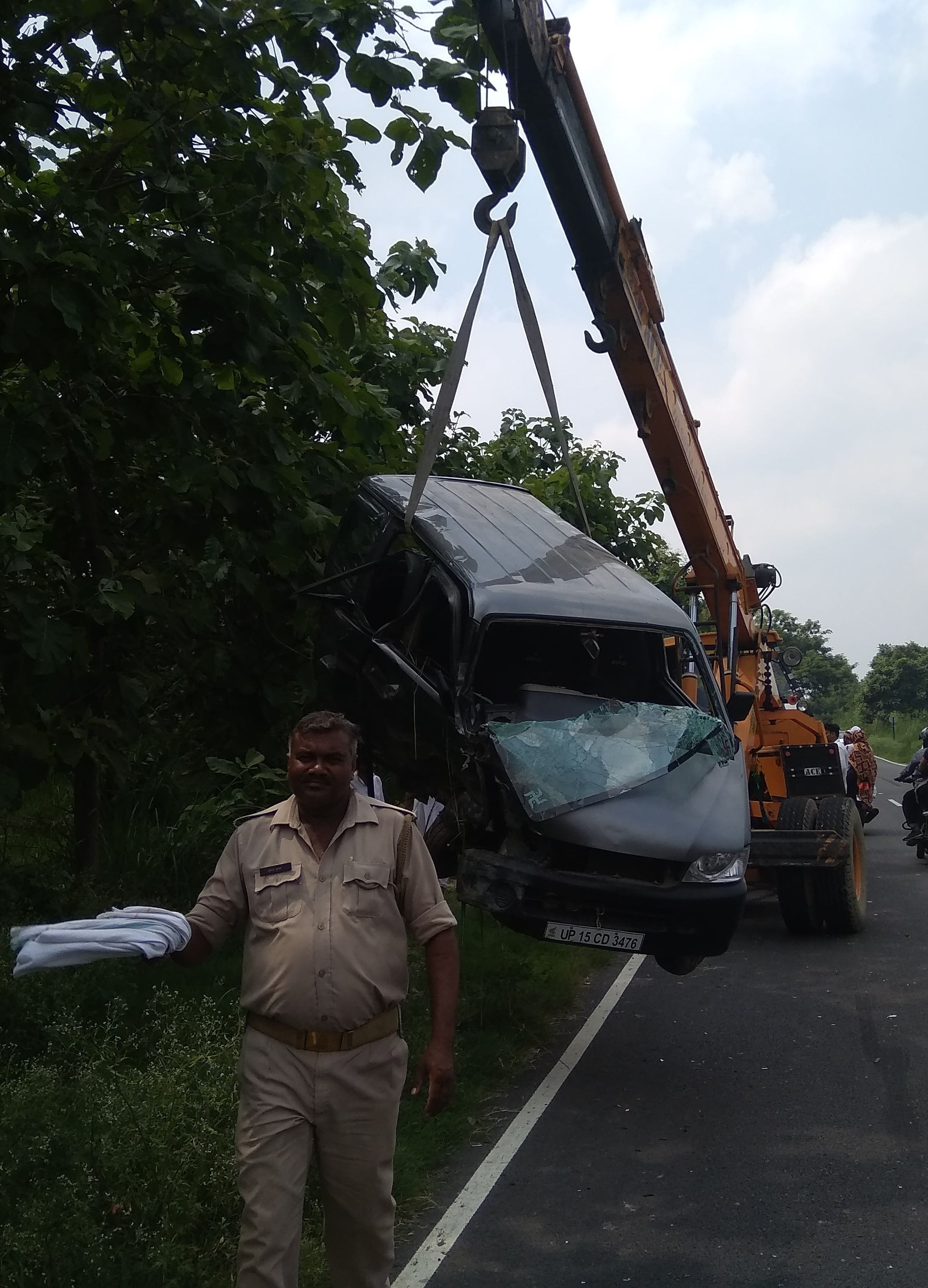क्रेन के द्वारा गंग नहर से निकाली इको कार क्रेन के द्वारा गंग नहर से निकाली इको कार