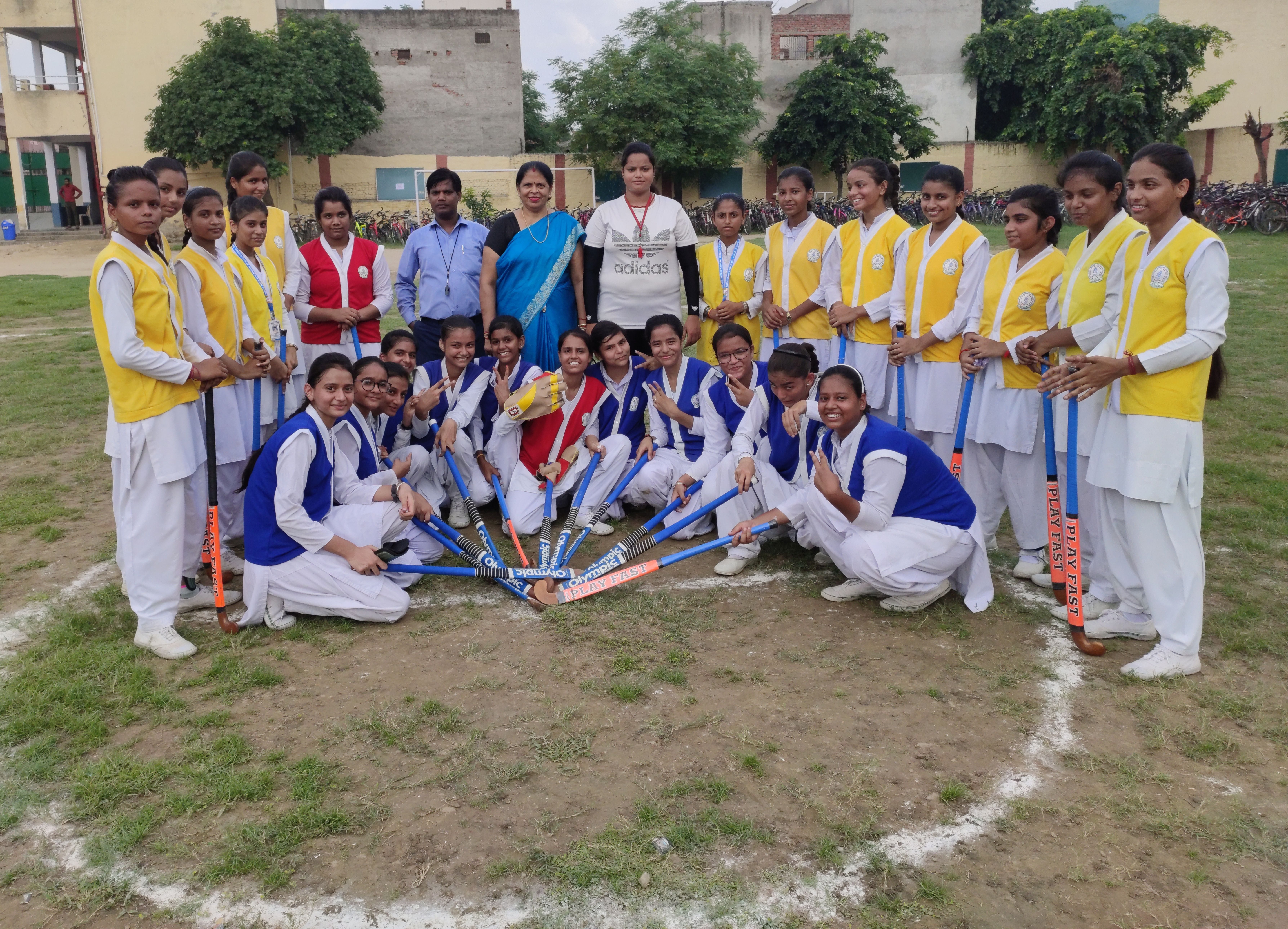 थ्री डॉटस स्कूल में हाकी प्रतियोगिता में भाग लेती छात्राएं। थ्री डॉटस स्कूल में हाकी प्रतियोगिता में भाग लेती छात्राएं।