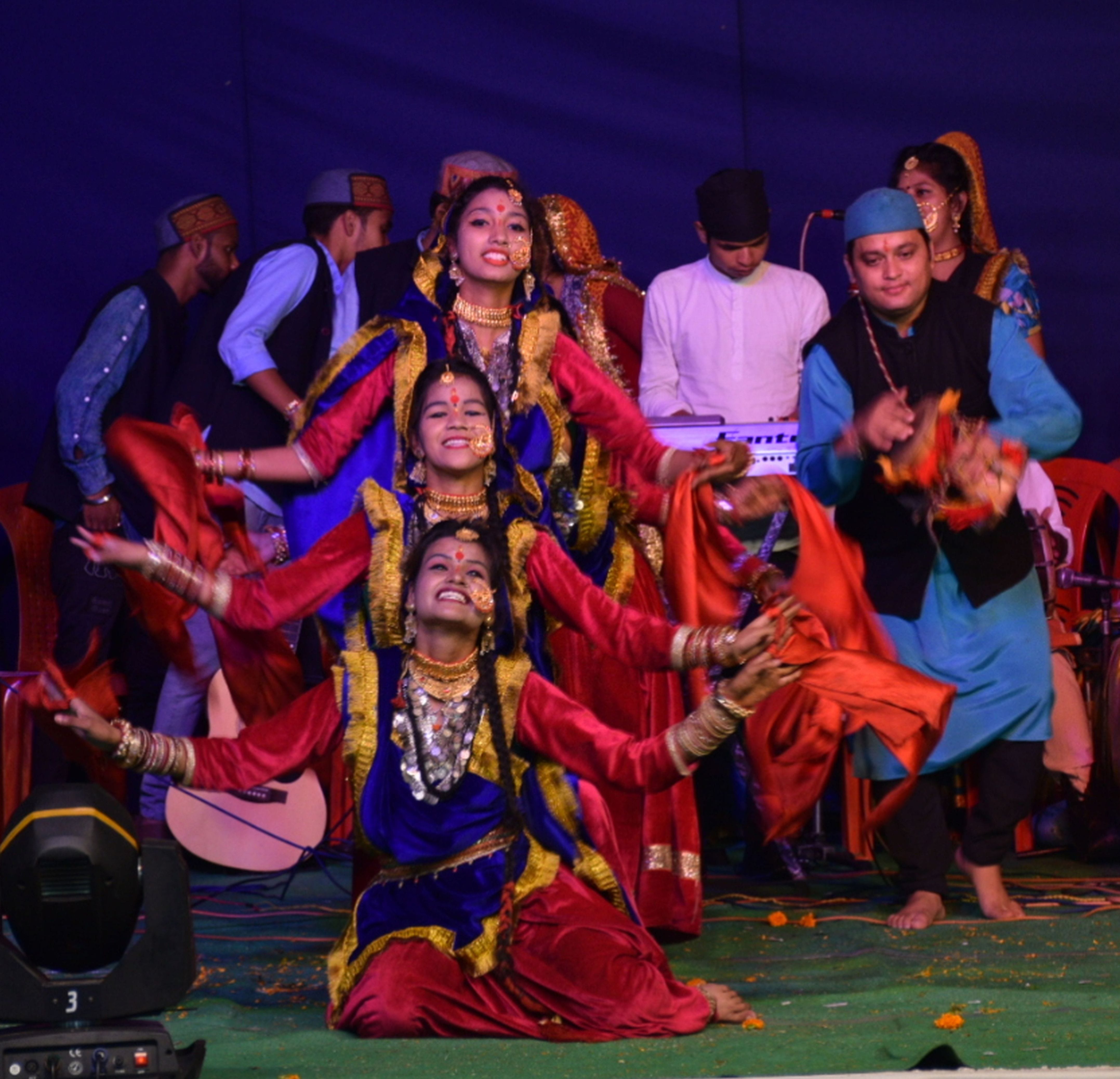 महोत्सव में छपेली नृत्य प्रस्तुत करते कलाकार।