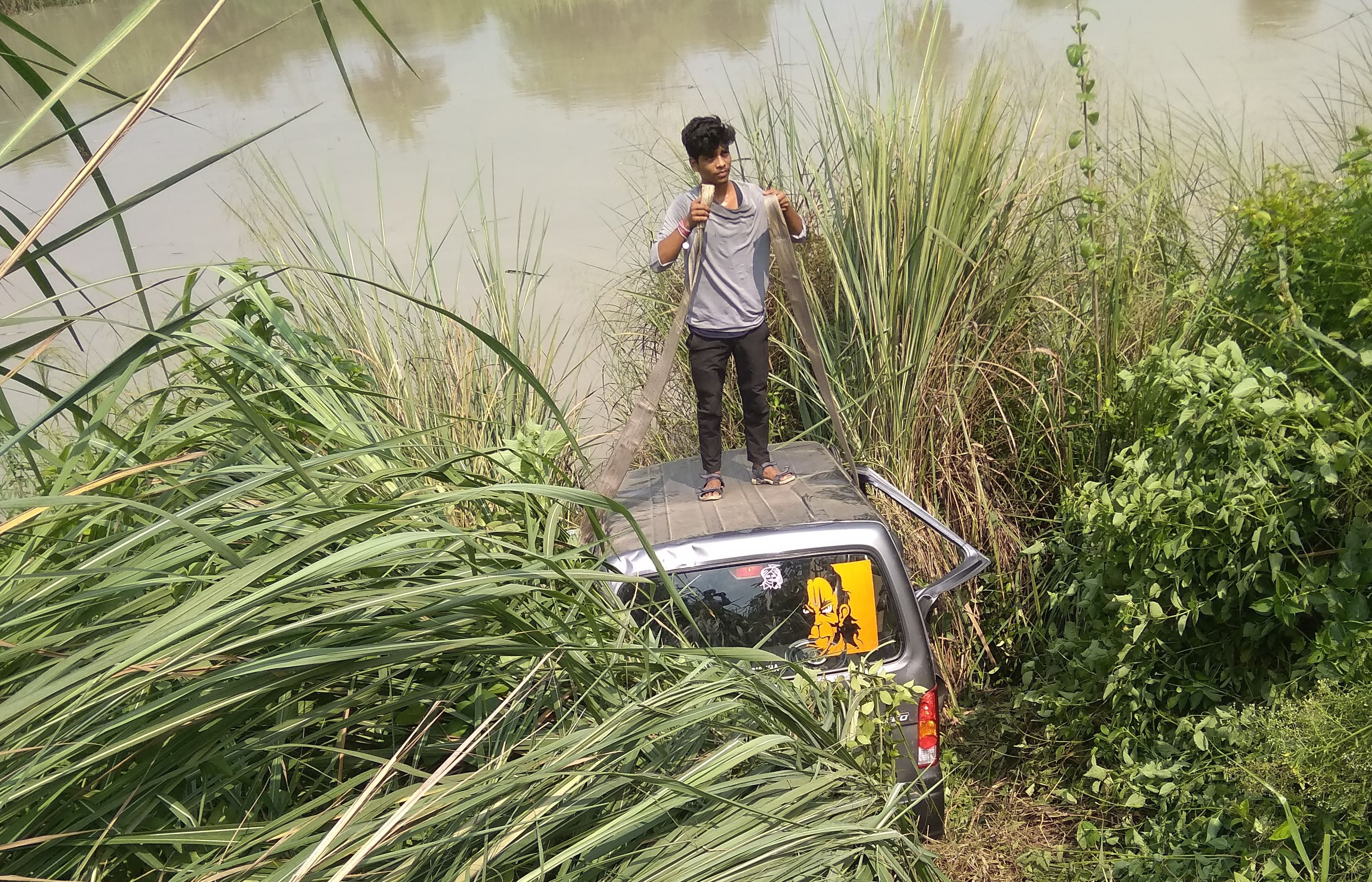 गंग नहर पटरी की रेलिंग तोड़कर नीचे गड्ढे में गिरी कार गंग नहर पटरी की रेलिंग तोड़कर नीचे गड्ढे में गिरी कार