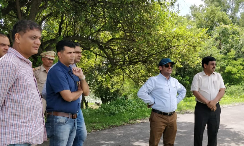 मंडलायुक्त संजय कुमार और वन संरक्षक वीके जैन ने सर्वे टीम के साथ देखा क्षेत्र मंडलायुक्त संजय कुमार और वन संरक्षक वीके जैन ने सर्वे टीम के साथ देखा क्षेत्र