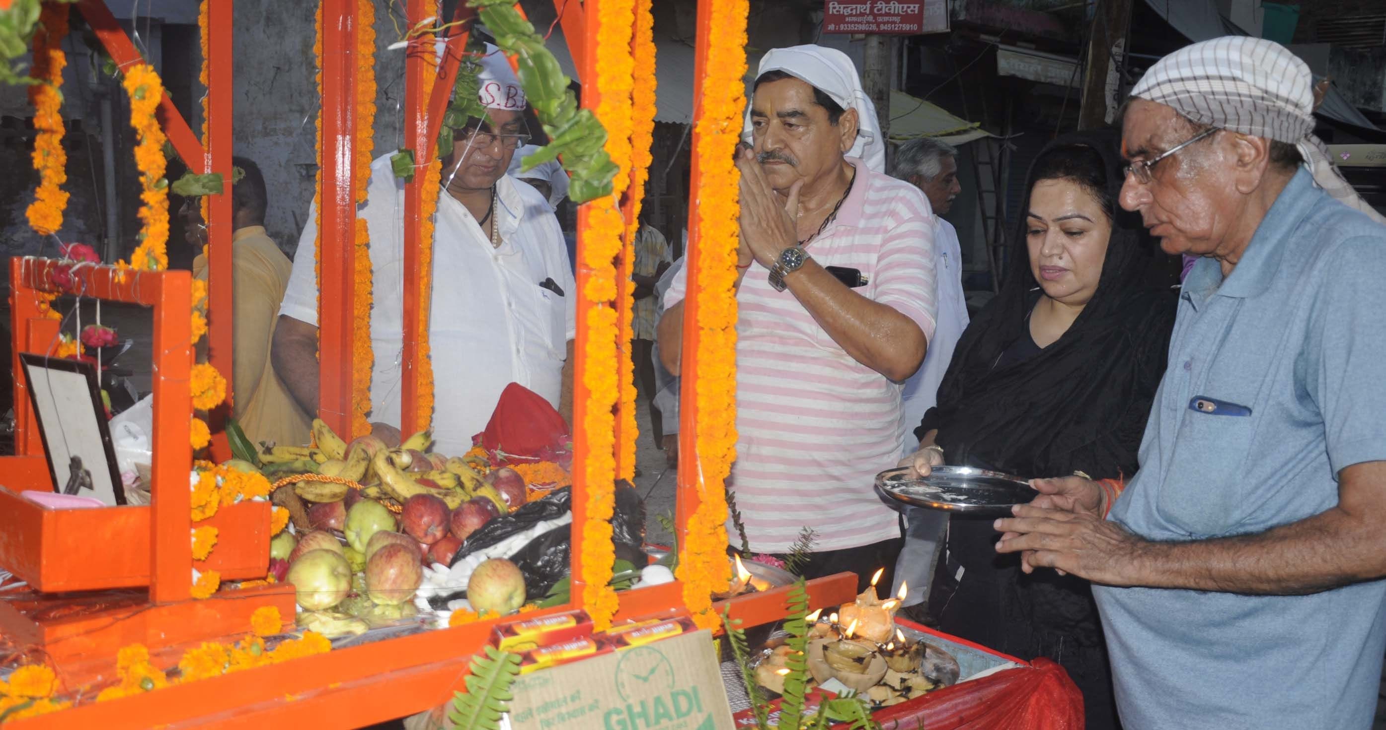 तालिब धर्मशाला से झुलेलाल महोत्सव पर निकली झांकी में आरती करते सिन्धी समाज के लोग।