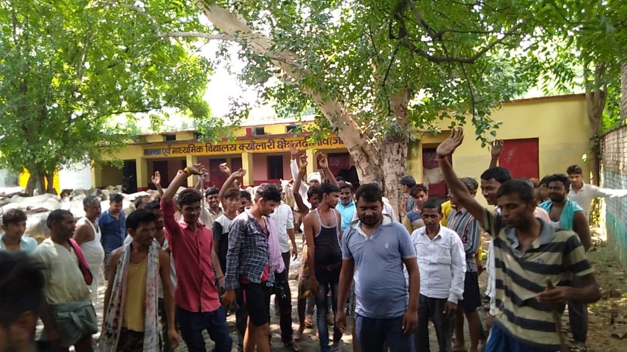 अन्ना मवेशी स्कूल में बंद करने के बाद नारेबाजी करते किसान अन्ना मवेशी स्कूल में बंद करने के बाद नारेबाजी करते किसान