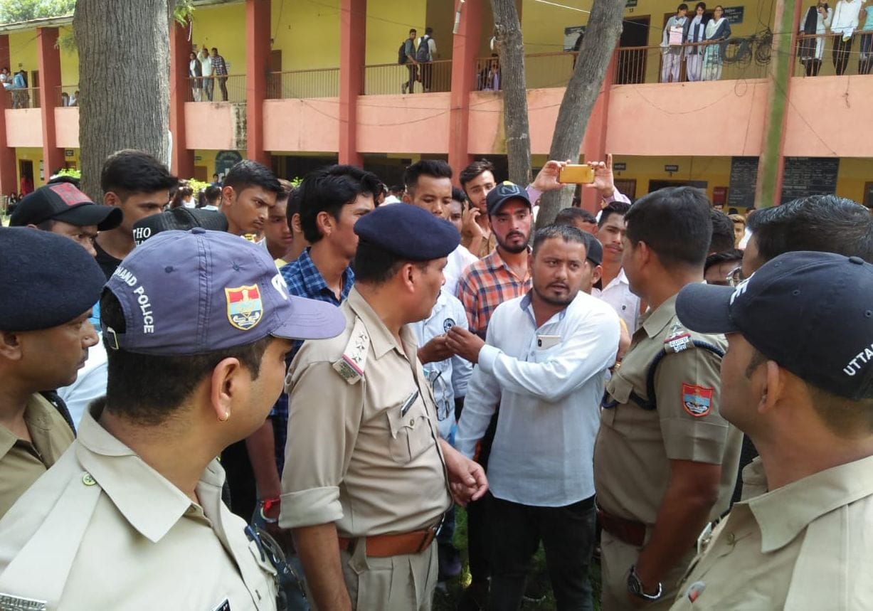 बागेश्वर डिग्री कॉलेज में पुलिस से उलझते छात्रनेता। बागेश्वर डिग्री कॉलेज में पुलिस से उलझते छात्रनेता।