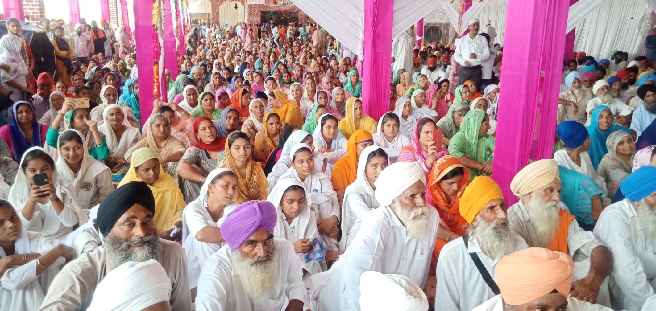 नानकमत्ता धार्मिक डेरा कारसेवा में सीएम को सुनने उमड़ी सिख संगत। नानकमत्ता धार्मिक डेरा कारसेवा में सीएम को सुनने उमड़ी सिख संगत।