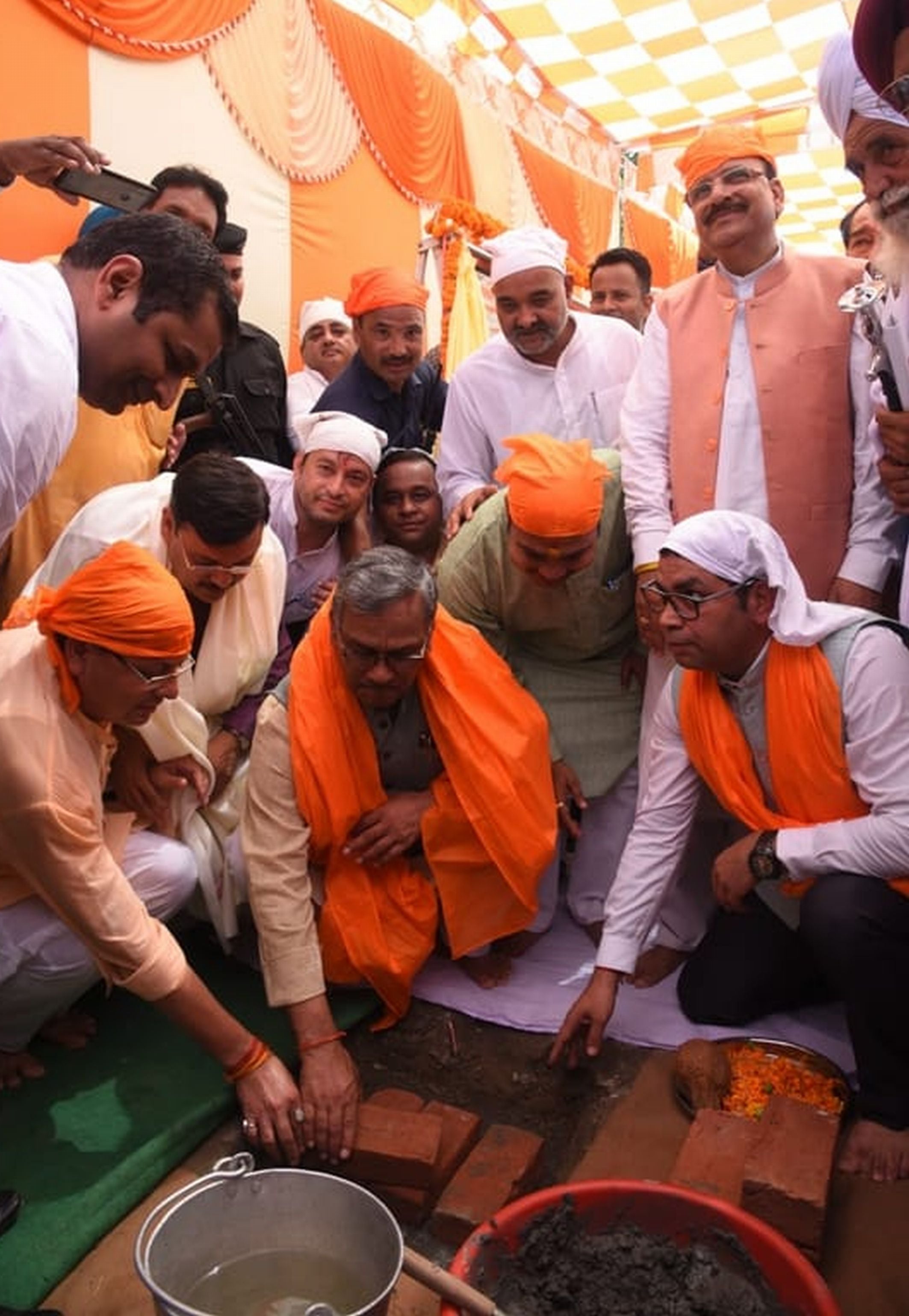 नानकमत्ता में डेरा कारसेवा की पार्किंग की नींव रखते सीएम त्रिवेंद्र सिंह रावत। नानकमत्ता में डेरा कारसेवा की पार्किंग की नींव रखते सीएम त्रिवेंद्र सिंह रावत।
