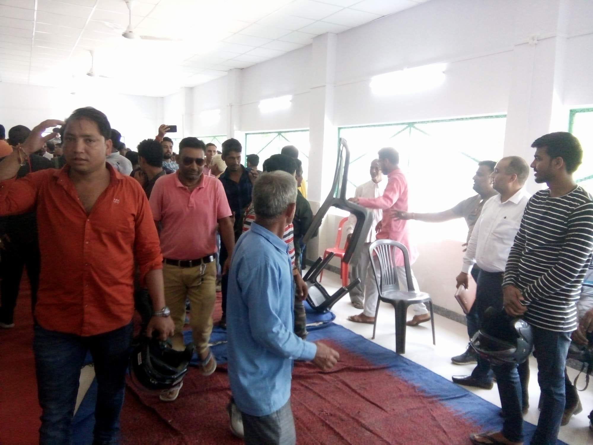 इको सेंसिटिव जोन को लेकर बुलाई गई बैठक में कुर्सी उठाकर हंगामा करते ग्रामीण इको सेंसिटिव जोन को लेकर बुलाई गई बैठक में कुर्सी उठाकर हंगामा करते ग्रामीण