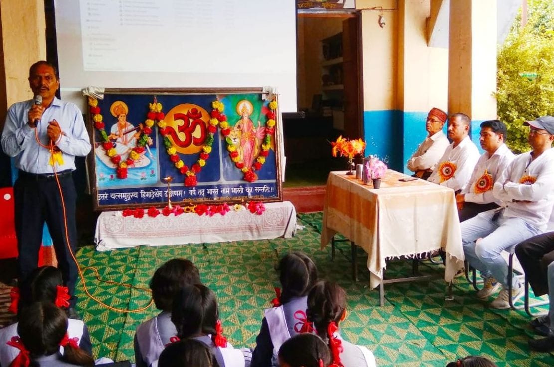 सरस्वती शिशु मंदिर हाईस्कूल बागेश्वर में हुए कार्यक्रम को संबोधित करते प्रधानाचार्य रणजीत सिं?