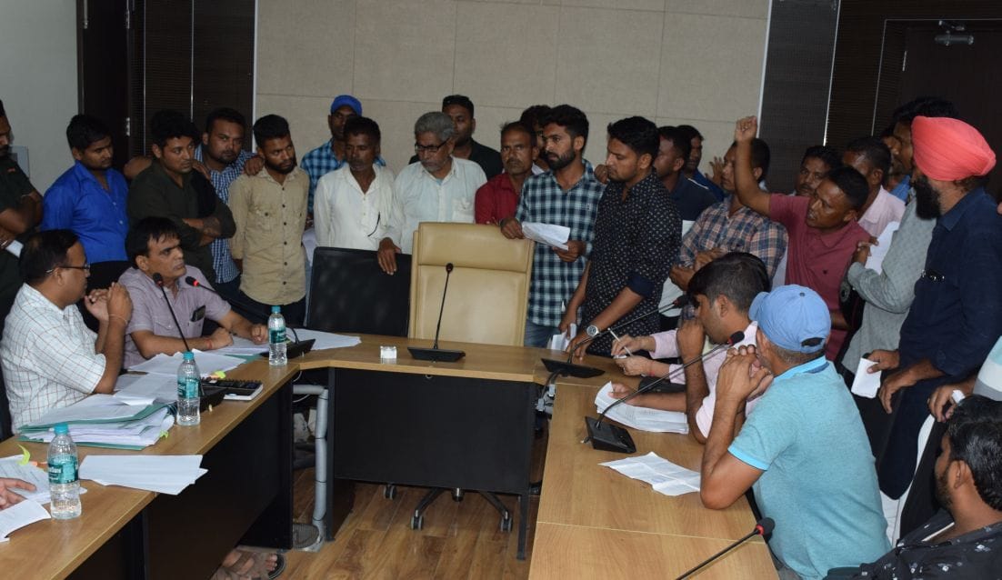 रुद्रपुर कलेक्ट्रेट में आपत्तियां सुनते डीपीआरओ रमेश चंद्र त्रिपाठी व अपर मुख्य अधिकारी तेज सि? रुद्रपुर कलेक्ट्रेट में आपत्तियां सुनते डीपीआरओ रमेश चंद्र त्रिपाठी व अपर मुख्य अधिकारी तेज सि?
