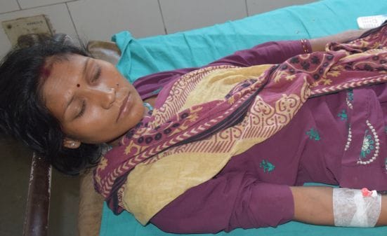 रुद्रपुर जिला अस्पताल में भर्ती डेंगू पीड़ित नीतू। रुद्रपुर जिला अस्पताल में भर्ती डेंगू पीड़ित नीतू।