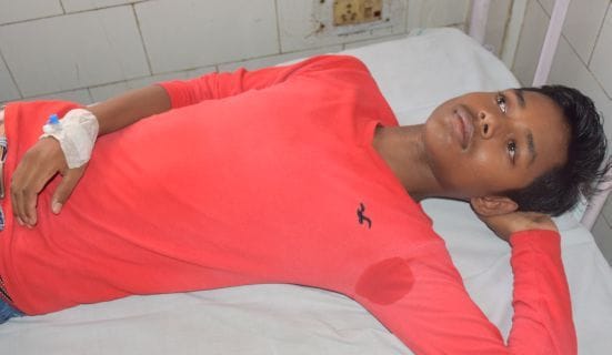 रुद्रपुर जिला अस्पताल में भर्ती डेंगू पीड़ित तन्मय। रुद्रपुर जिला अस्पताल में भर्ती डेंगू पीड़ित तन्मय।