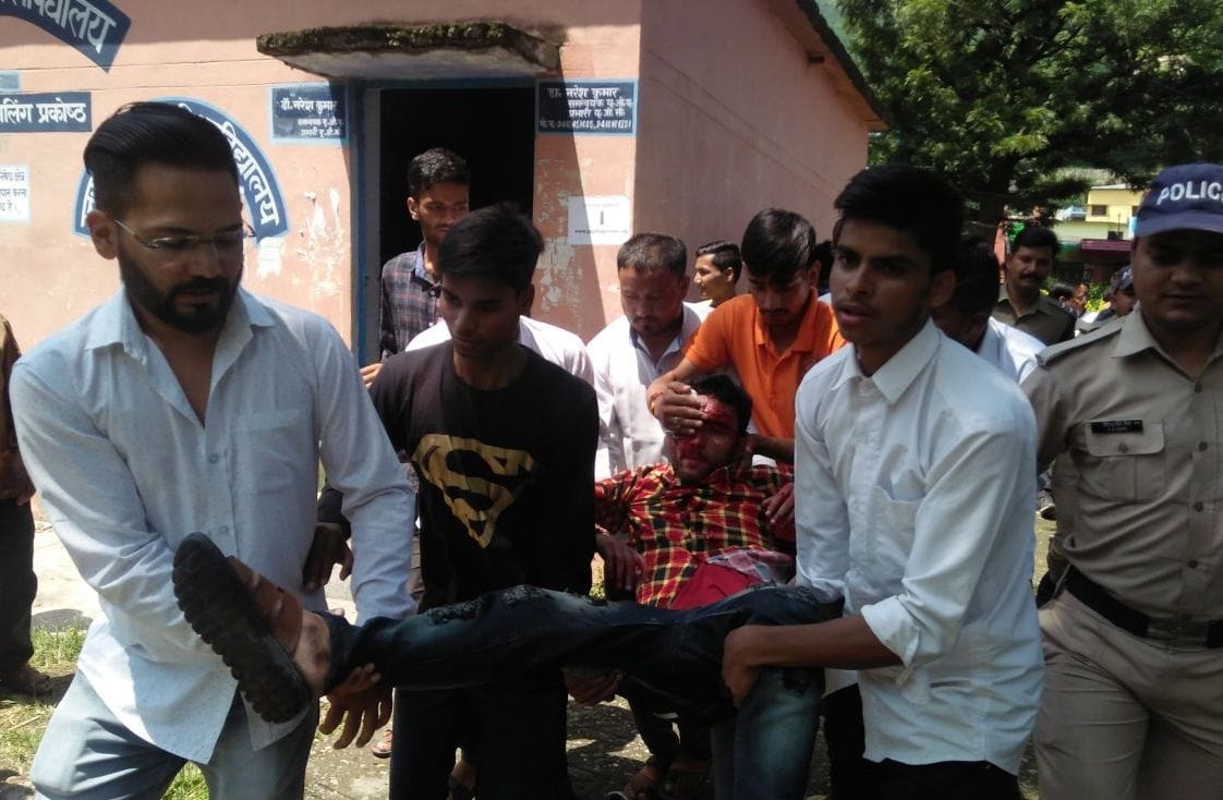 राजकीय डिग्री कॉलेज बागेश्वर की छत गिरकर घायल छात्र प्रकाश वाछमी को जिला अस्पताल ले जाते साथी। राजकीय डिग्री कॉलेज बागेश्वर की छत गिरकर घायल छात्र प्रकाश वाछमी को जिला अस्पताल ले जाते साथी।