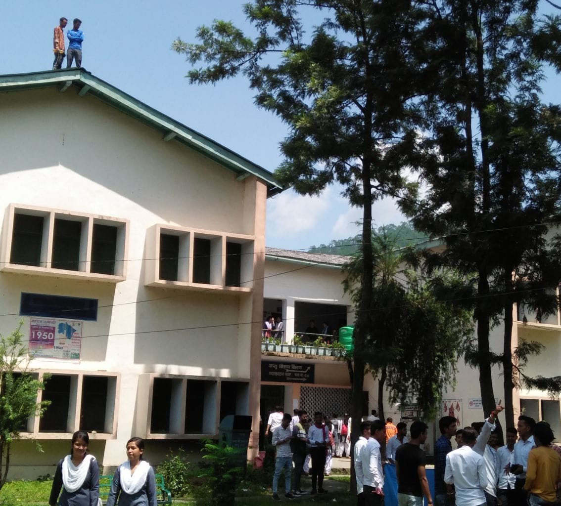 पेट्रोल की बोतल को लेकर राजकीय डिग्री कॉलेज बागेश्वर की छत में चढ़े छात्र नेता। पेट्रोल की बोतल को लेकर राजकीय डिग्री कॉलेज बागेश्वर की छत में चढ़े छात्र नेता।