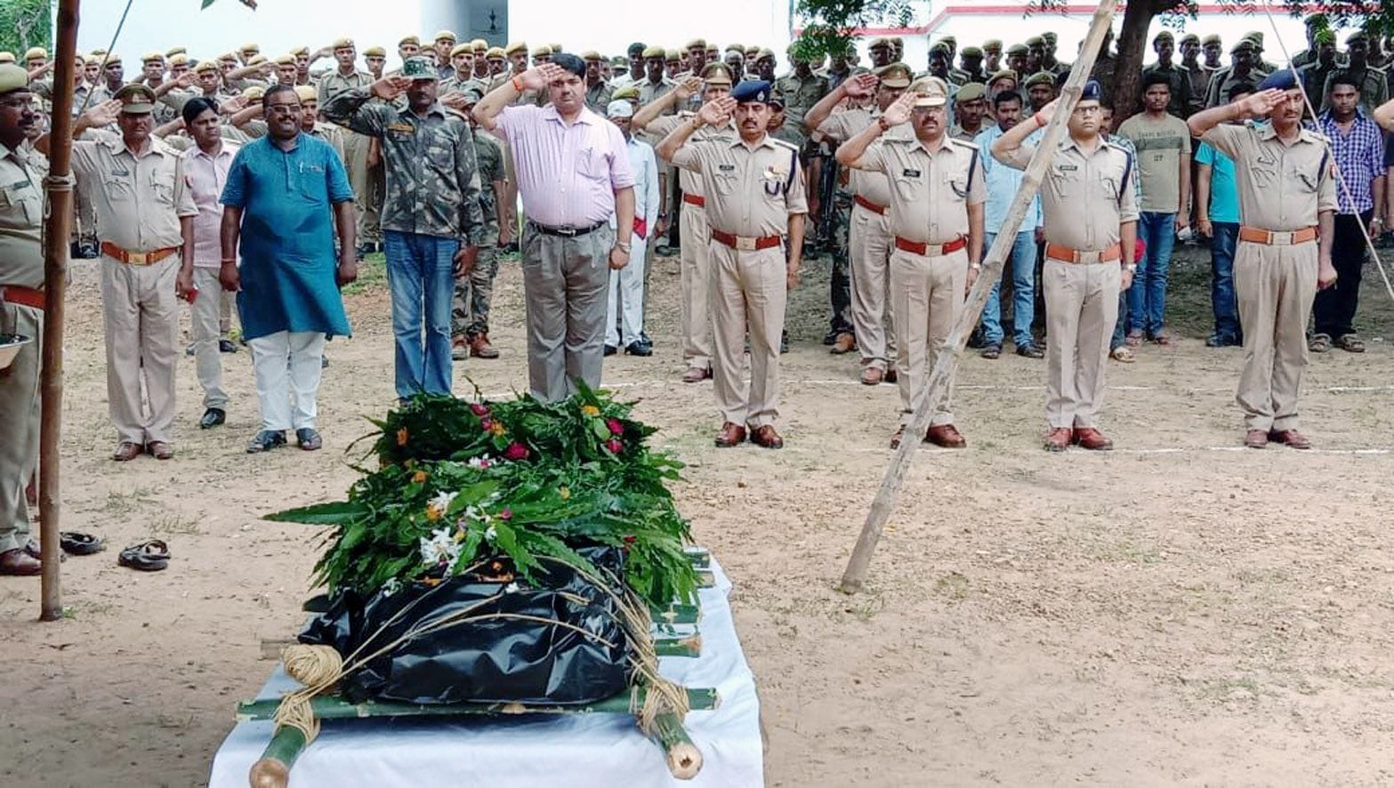 चित्रकूट-फोटो- 12- पुलिस लाइन परिसर में मृत सिपाही हिरेश पाल को गार्ड आफ आनर देते डीएम शेषमणि पांडे?