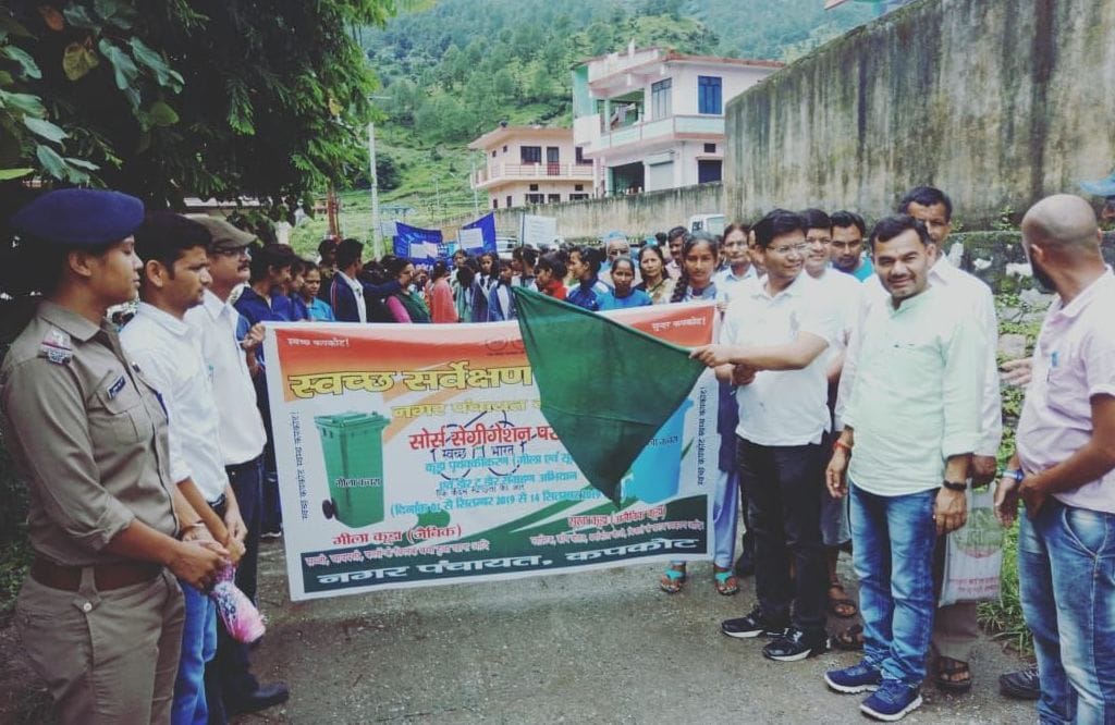 कपकोट में नगर पंचायत अध्यक्ष गोविंद बिष्ट ने किया स्वच्छता पखवाड़े का शुभारंभ।