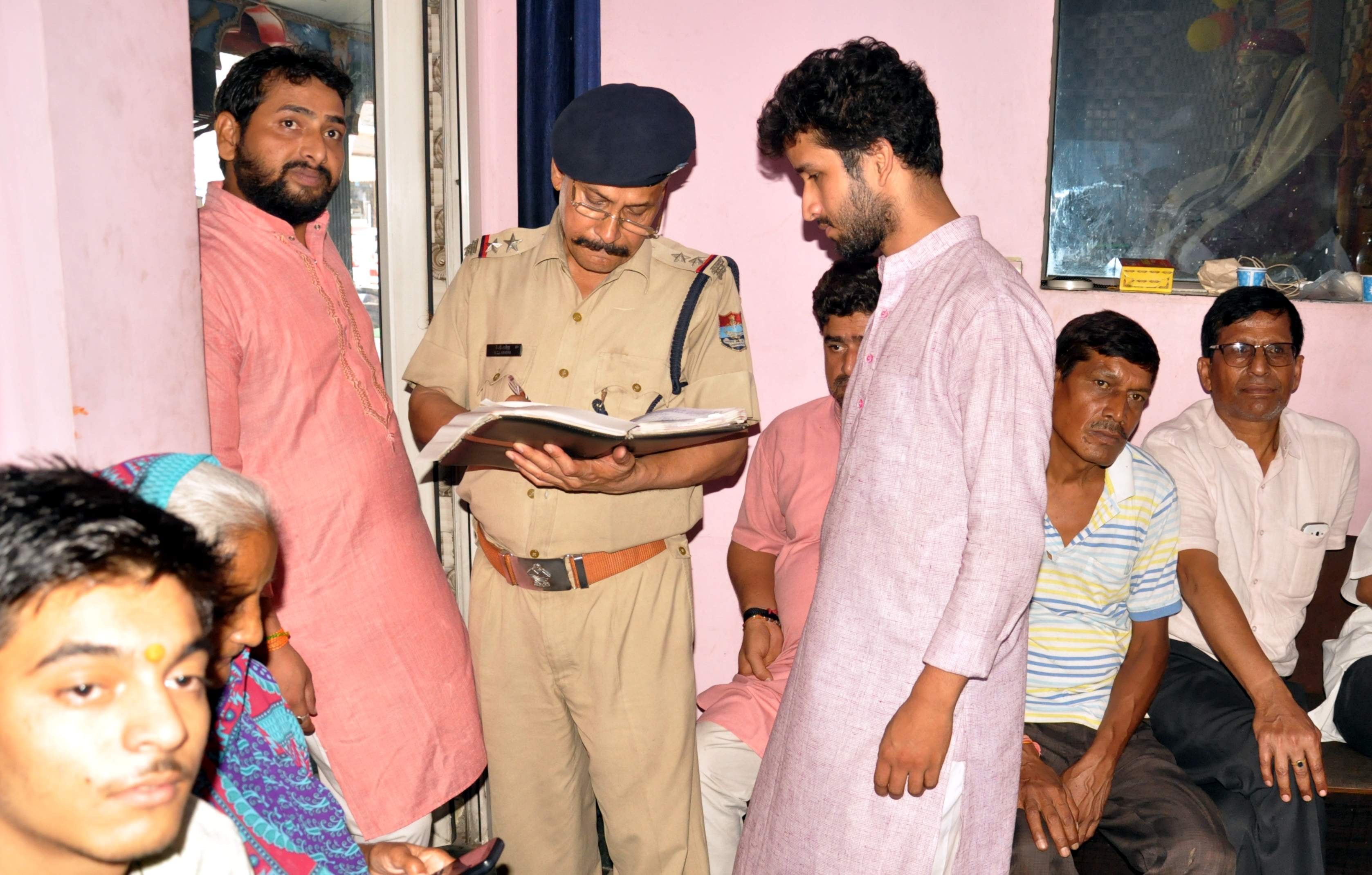 आराघर पंचायती मंदिर में हुई चोरी के बाद मौके की जांच करती पुलिस। आराघर पंचायती मंदिर में हुई चोरी के बाद मौके की जांच करती पुलिस।