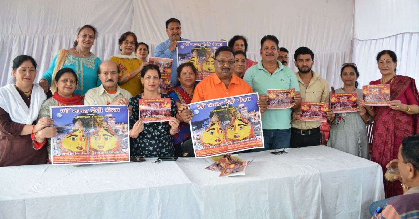 अल्मोड़ा में मां नंदा और सुनंदा के पोस्टर का विमोचन करते मेला कमेटी के पदाधिकारी। अल्मोड़ा में मां नंदा और सुनंदा के पोस्टर का विमोचन करते मेला कमेटी के पदाधिकारी।