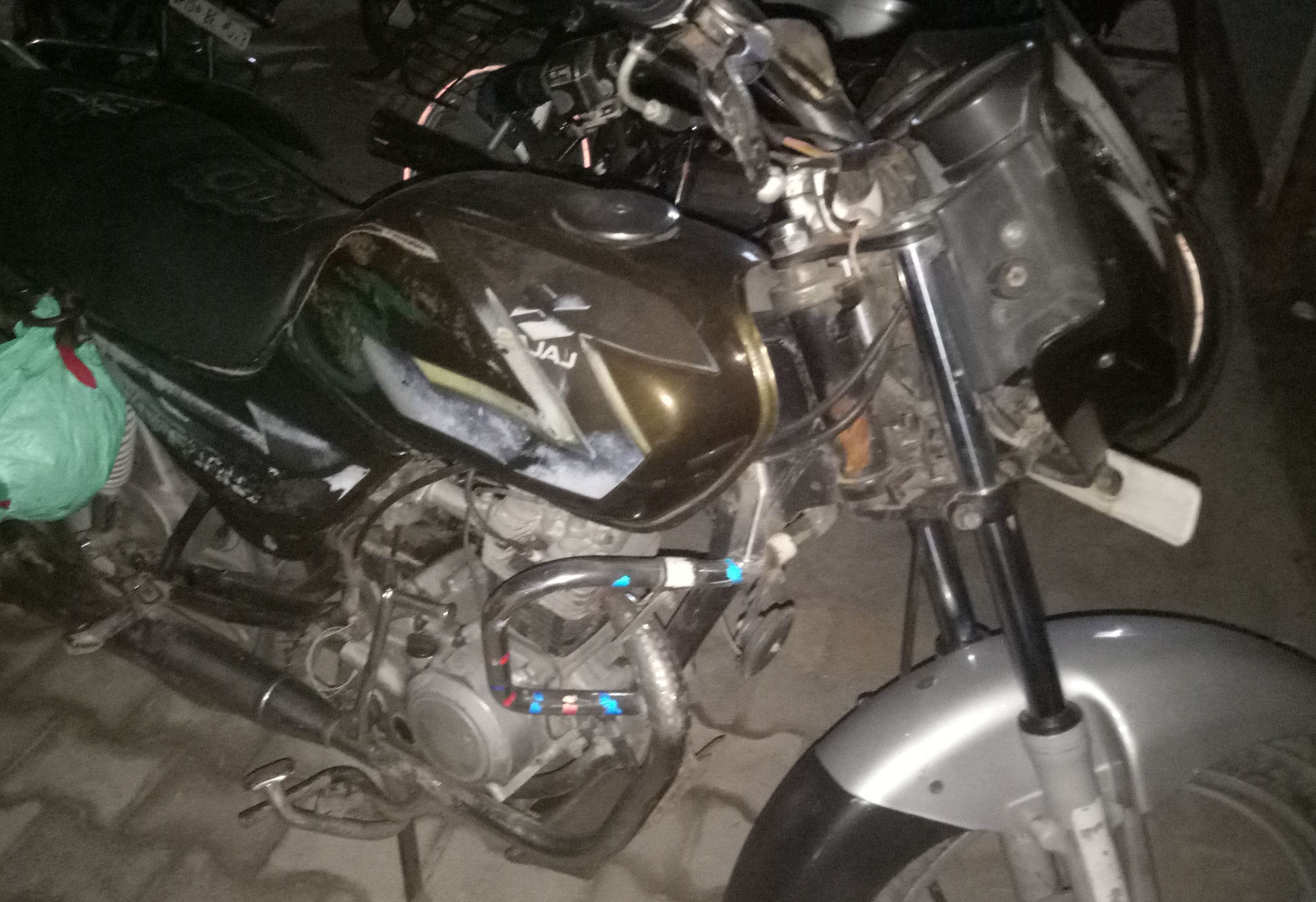 हादसे में क्षतिग्रस्त बाइक बहसूमा से फोटो) BSH01