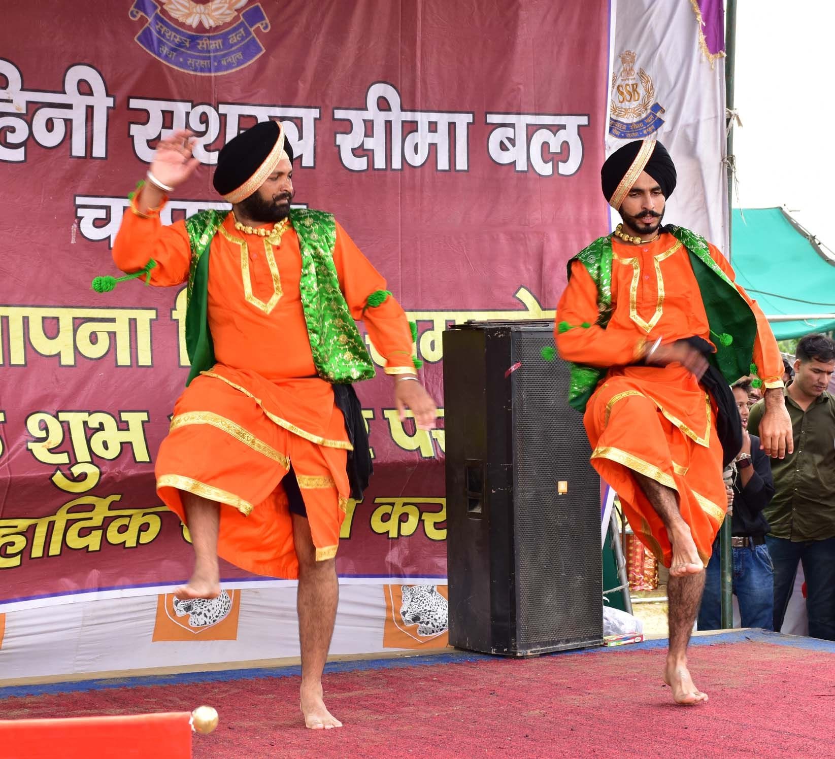 एसएसबी की स्थापना दिवस पर भांगड़े में नृत्य पेश करते चंपावत के एसएसबी जवान। एसएसबी की स्थापना दिवस पर भांगड़े में नृत्य पेश करते चंपावत के एसएसबी जवान।