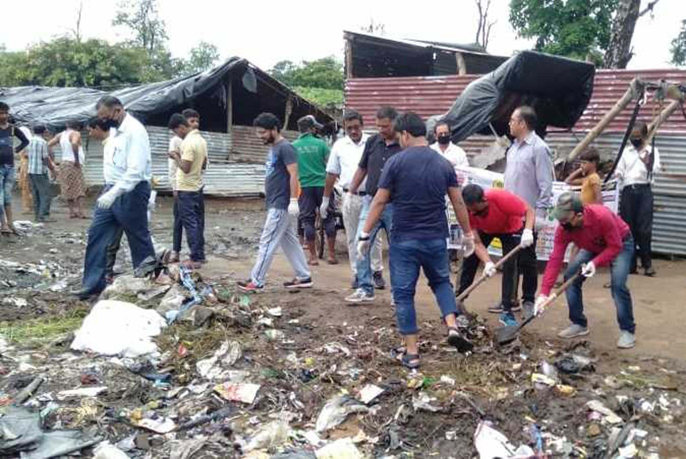चंपावत में सफाई अभियान चलाते अधिकारी-कर्मी। चंपावत में सफाई अभियान चलाते अधिकारी-कर्मी।