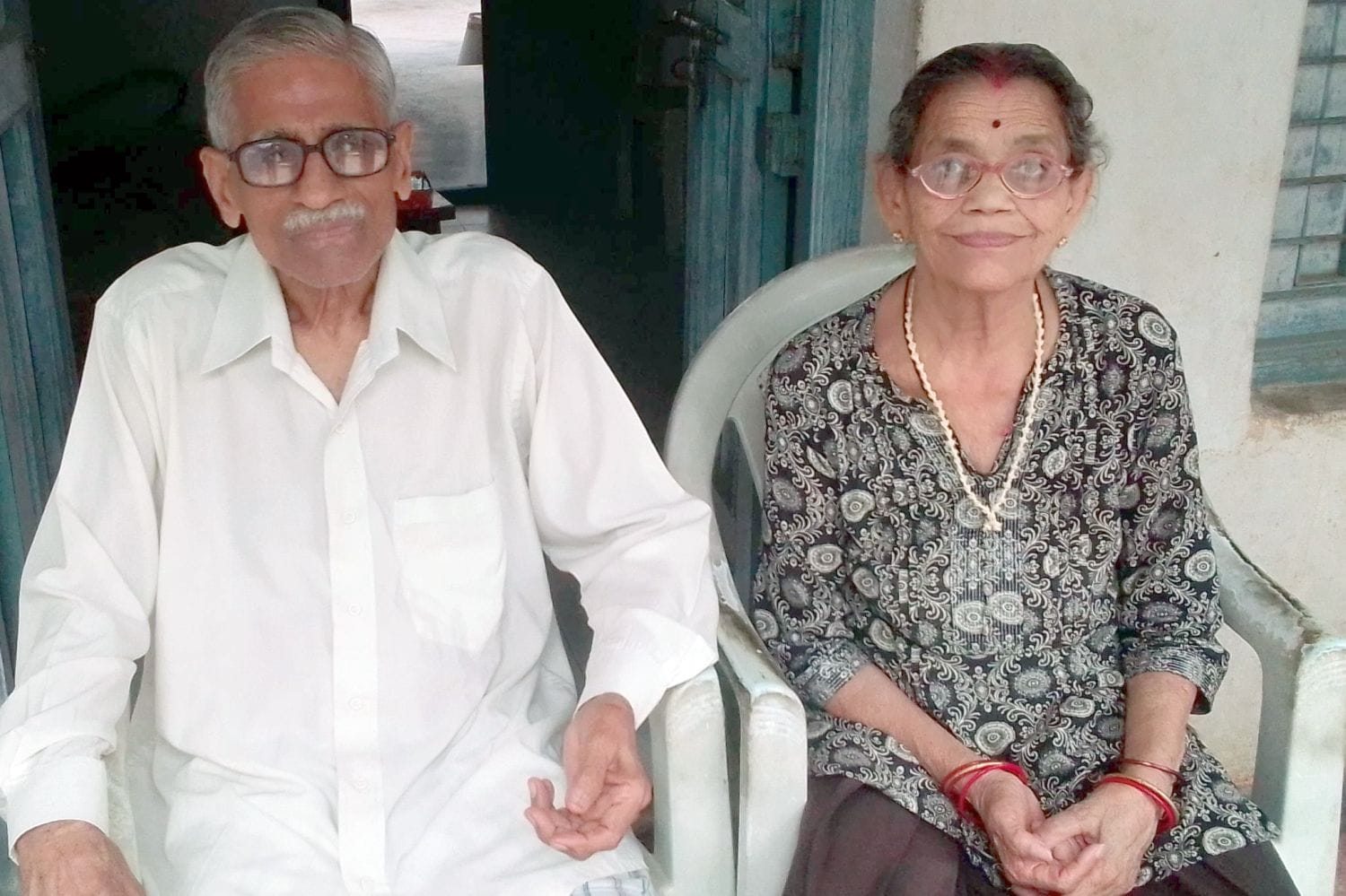 मलकपुरा स्थित आवास पर खुशी जताते माता-पिता मलकपुरा स्थित आवास पर खुशी जताते माता-पिता