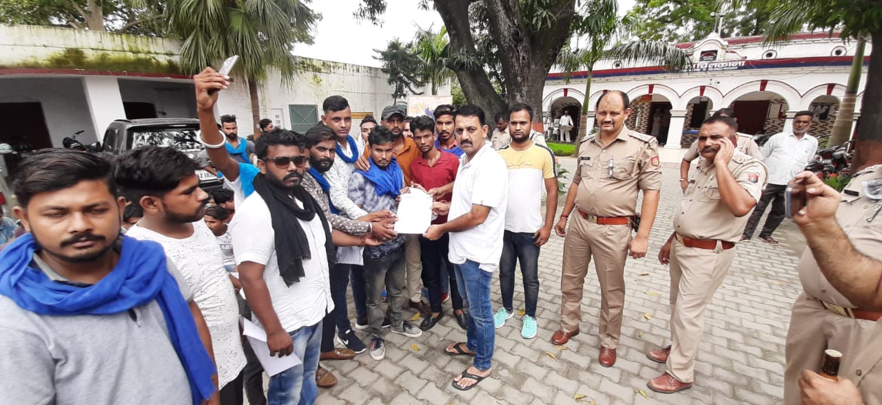 चिलकाना में थानाध्यक्ष को ज्ञापन सौंपते भीम आर्मी के कार्यकर्ता चिलकाना में थानाध्यक्ष को ज्ञापन सौंपते भीम आर्मी के कार्यकर्ता