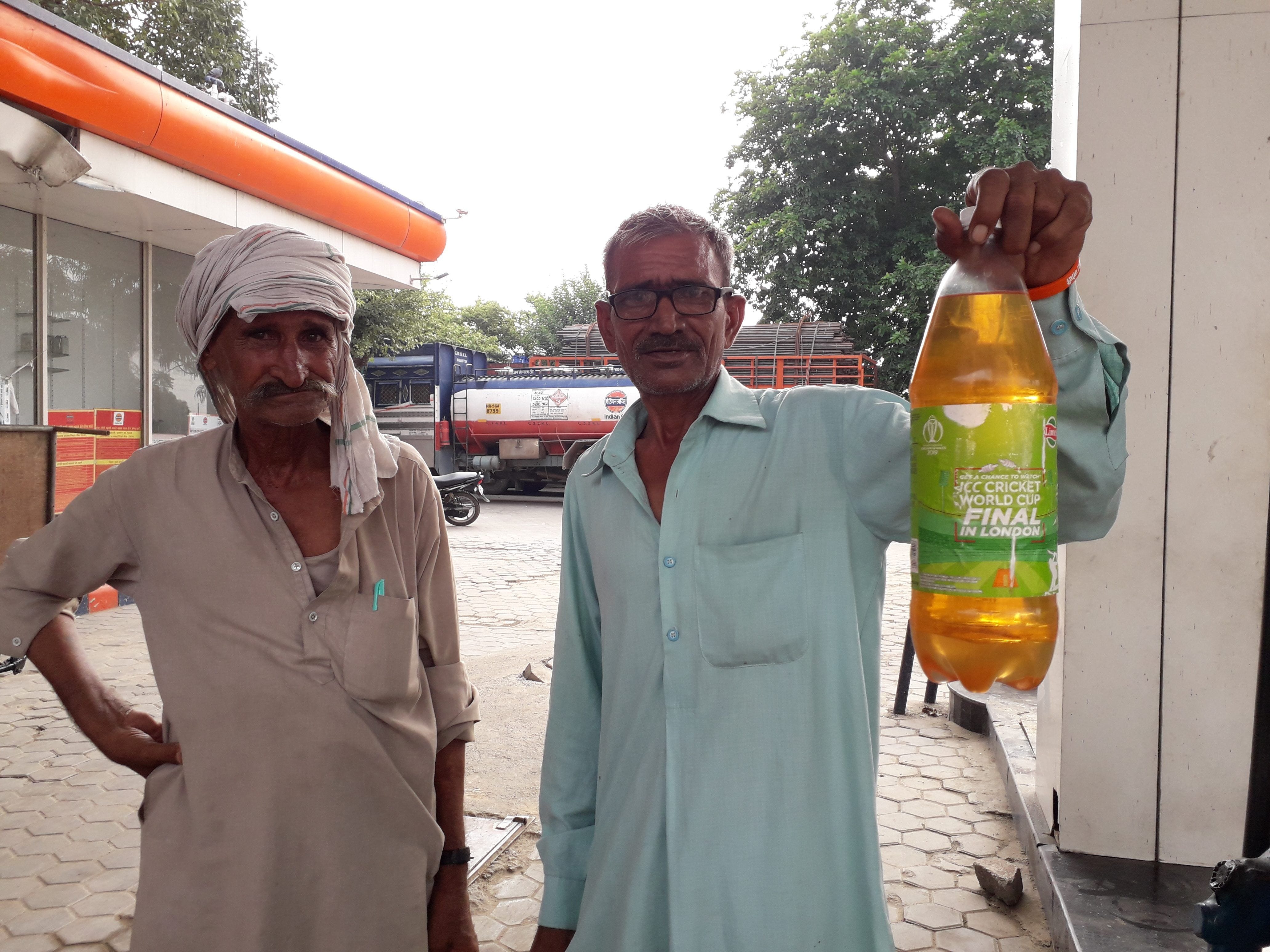 पेट्रोल की बोतल में पानी दिखाते उपभोक्ता अजीत। पेट्रोल की बोतल में पानी दिखाते उपभोक्ता अजीत।