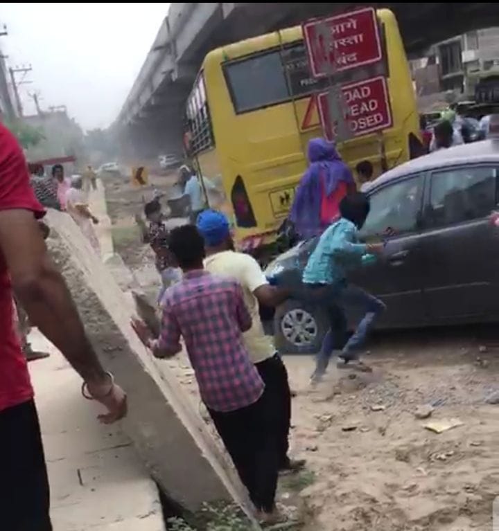 खरड़ -मोहाली हाईवे पर बस व एक्टिवा चालक के बीच हुए झगड़े के दौरान चली रॉडे व डंडे खरड़ -मोहाली हाईवे पर बस व एक्टिवा चालक के बीच हुए झगड़े के दौरान चली रॉडे व डंडे
