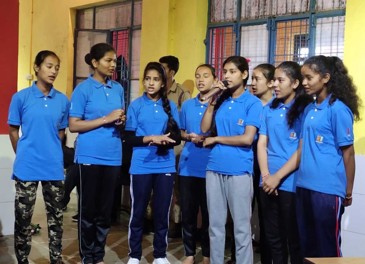 स्वच्छता पखवाड़े के तहत लोहाघाट में लोगों को जागरूक करती छात्राएं। स्वच्छता पखवाड़े के तहत लोहाघाट में लोगों को जागरूक करती छात्राएं।
