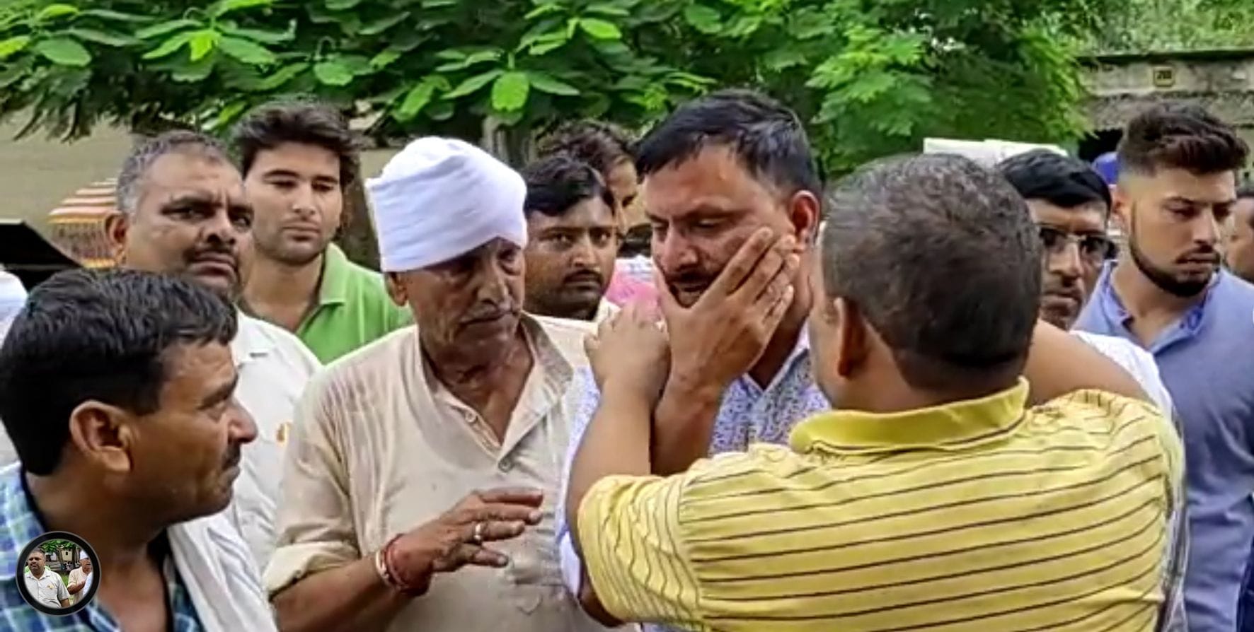 पोस्टमार्टम हाउस पर जमा भीड़ व विलाप करते परिजन। पोस्टमार्टम हाउस पर जमा भीड़ व विलाप करते परिजन।