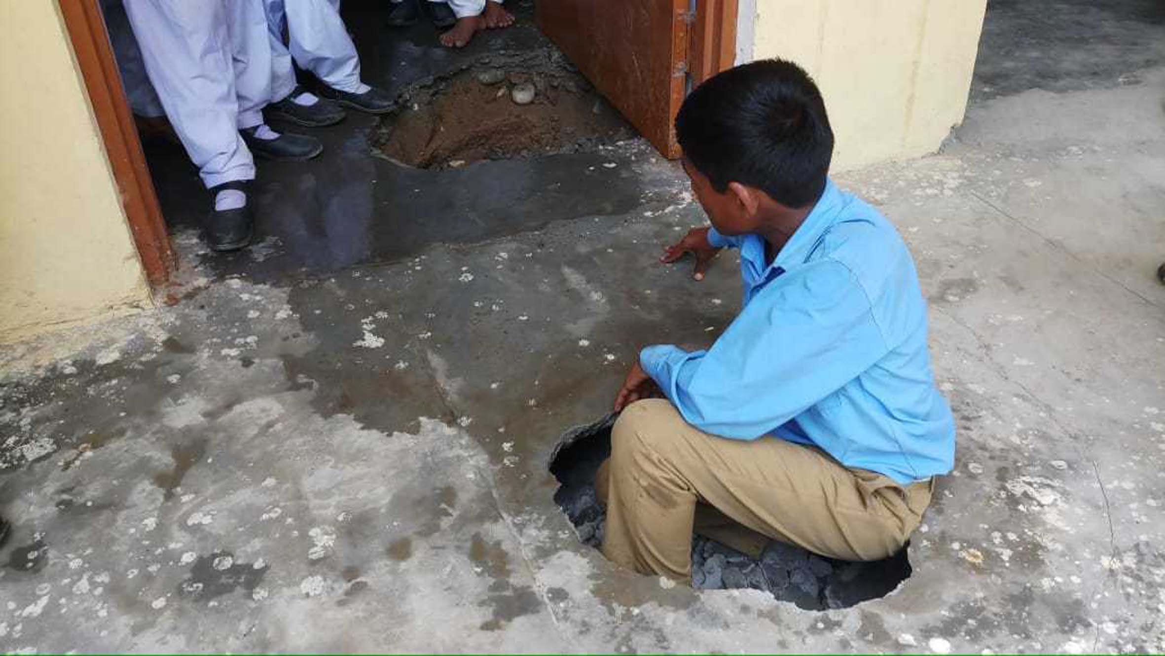 राजकीय उच्चतर माध्यमिक विद्यालय का जीर्णशीर्ण फर्श। राजकीय उच्चतर माध्यमिक विद्यालय का जीर्णशीर्ण फर्श।