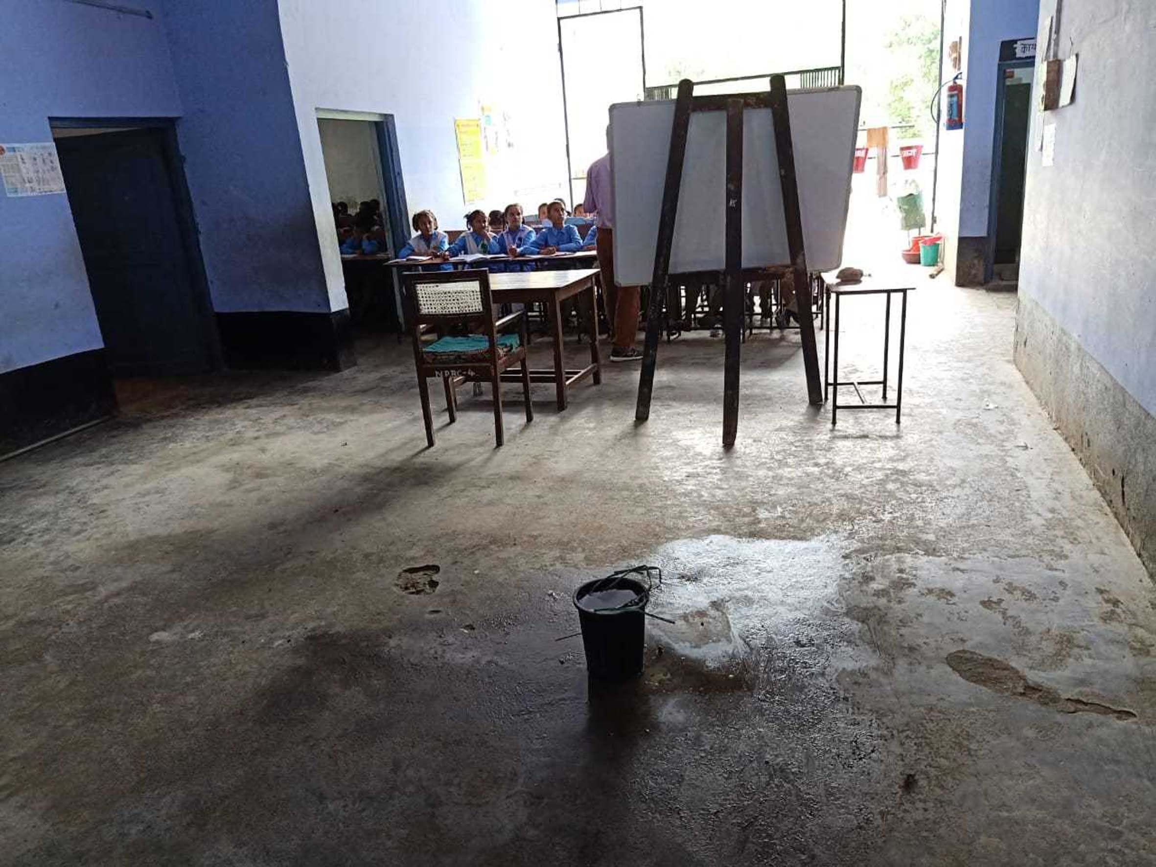 छीनीगोठ राजकीय उच्चतर माध्यमिक विद्यालय का जीर्णशीर्ण फर्श। छीनीगोठ राजकीय उच्चतर माध्यमिक विद्यालय का जीर्णशीर्ण फर्श।