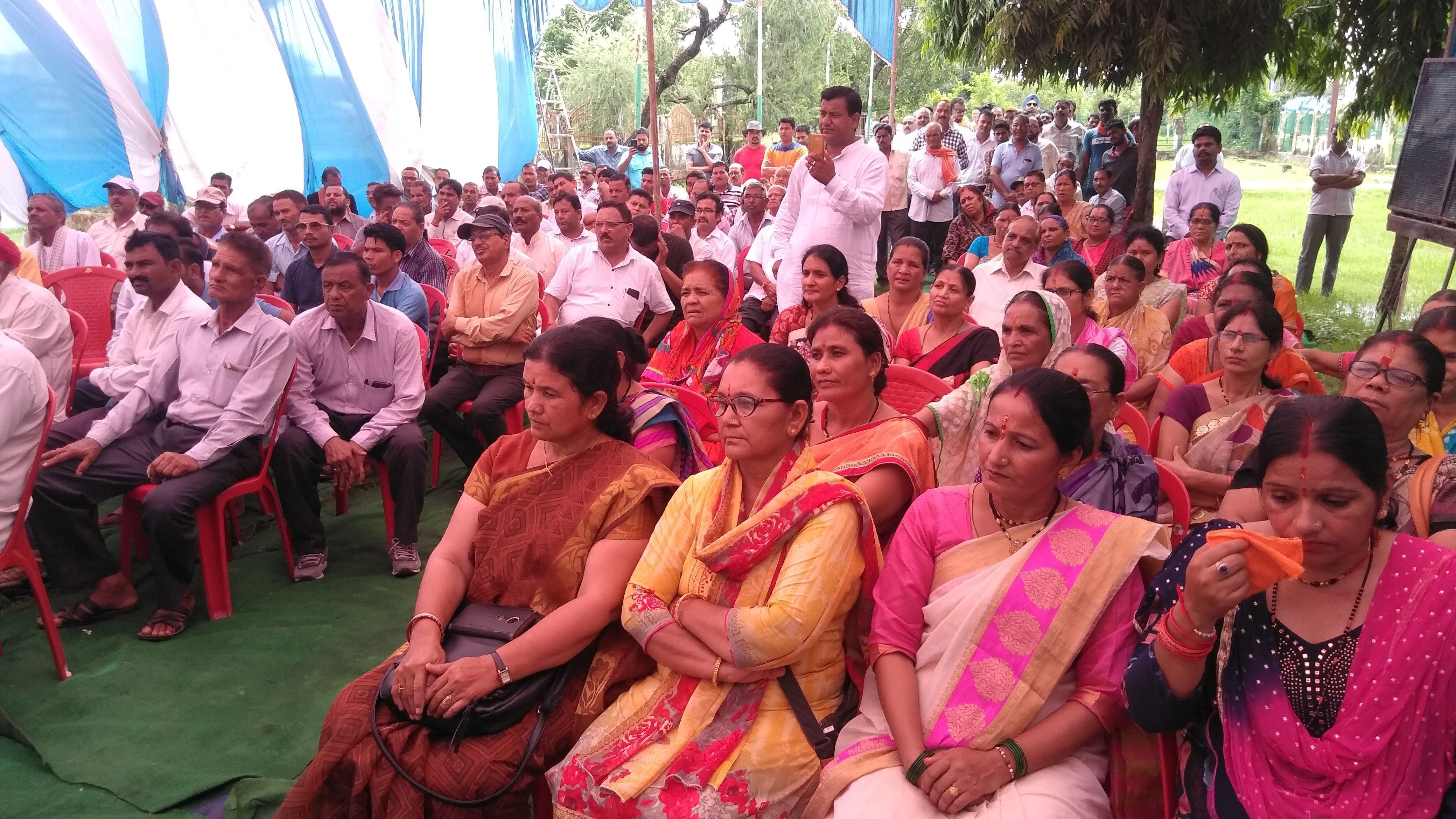 01केटीएम08पी- खटीमा में श्रद्धांजलि कार्यक्रम में मौजूद लोग। 01केटीएम08पी- खटीमा में श्रद्धांजलि कार्यक्रम में मौजूद लोग।